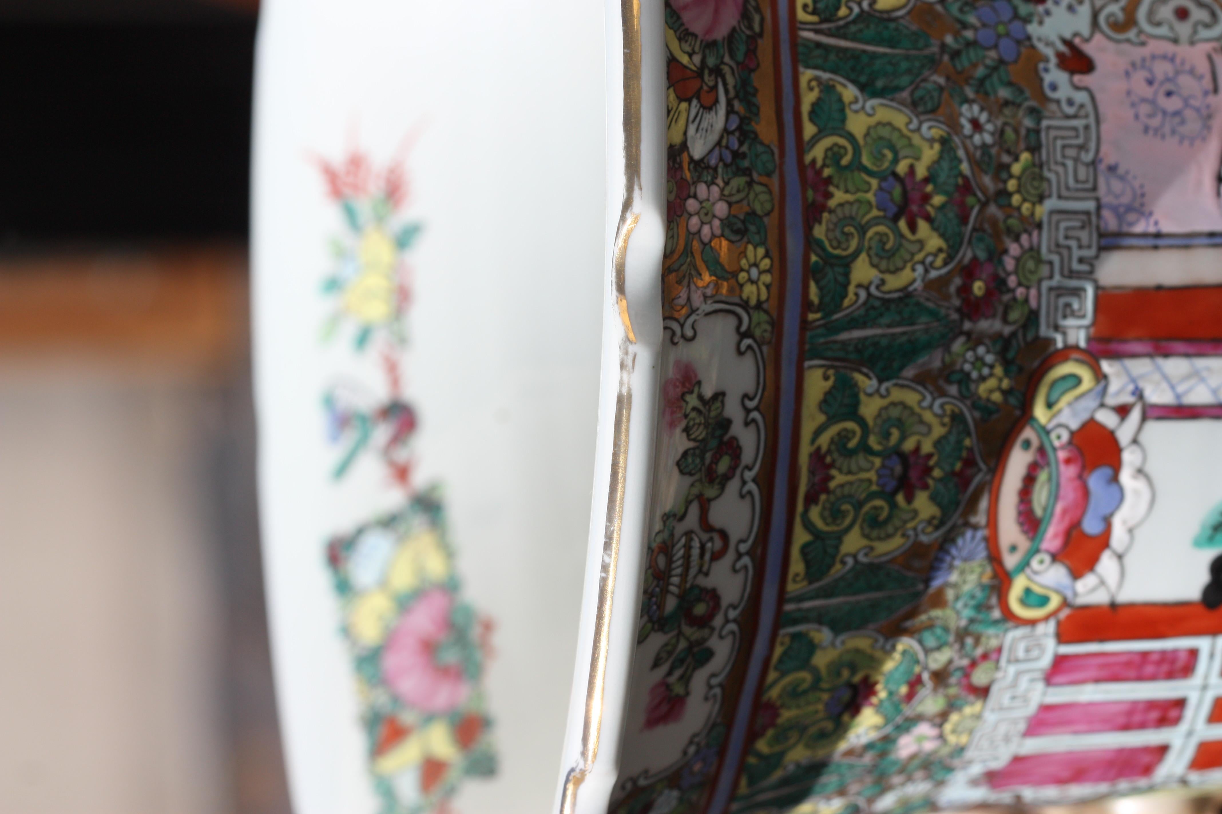 Vase de Palais en Porcelaine Décoré de Roses Famille de Chine en vente 3