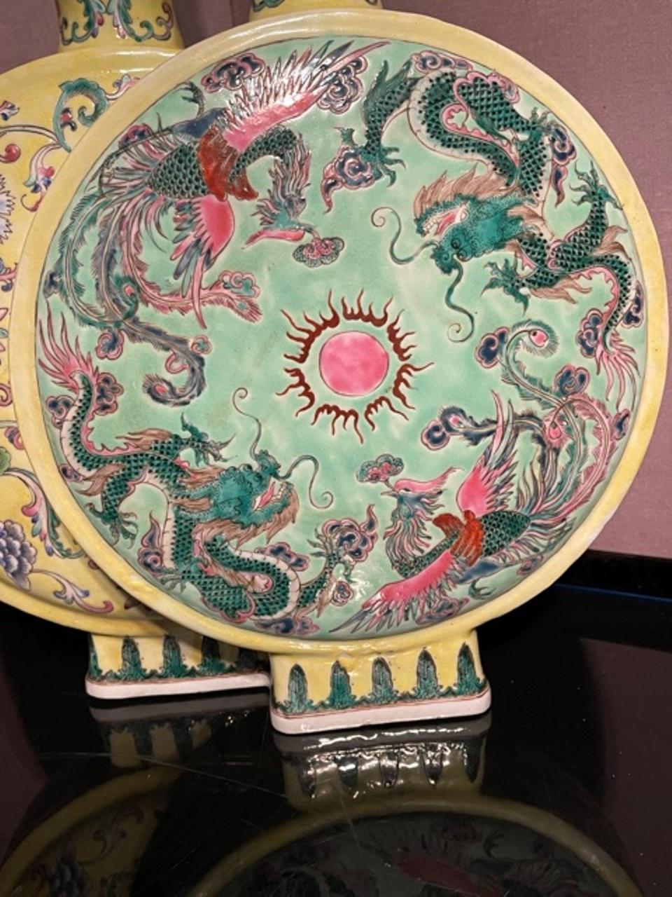 Chinesische Doppelmondflasche in Form einer zarten Keramikvase mit gemaltem Drachen- und Blumenmotiv, Qianlong, frühes 20. Jahrhundert. Bemerkenswerter antiker Zustand mit altersgemäßer Abnutzung und Gebrauch.