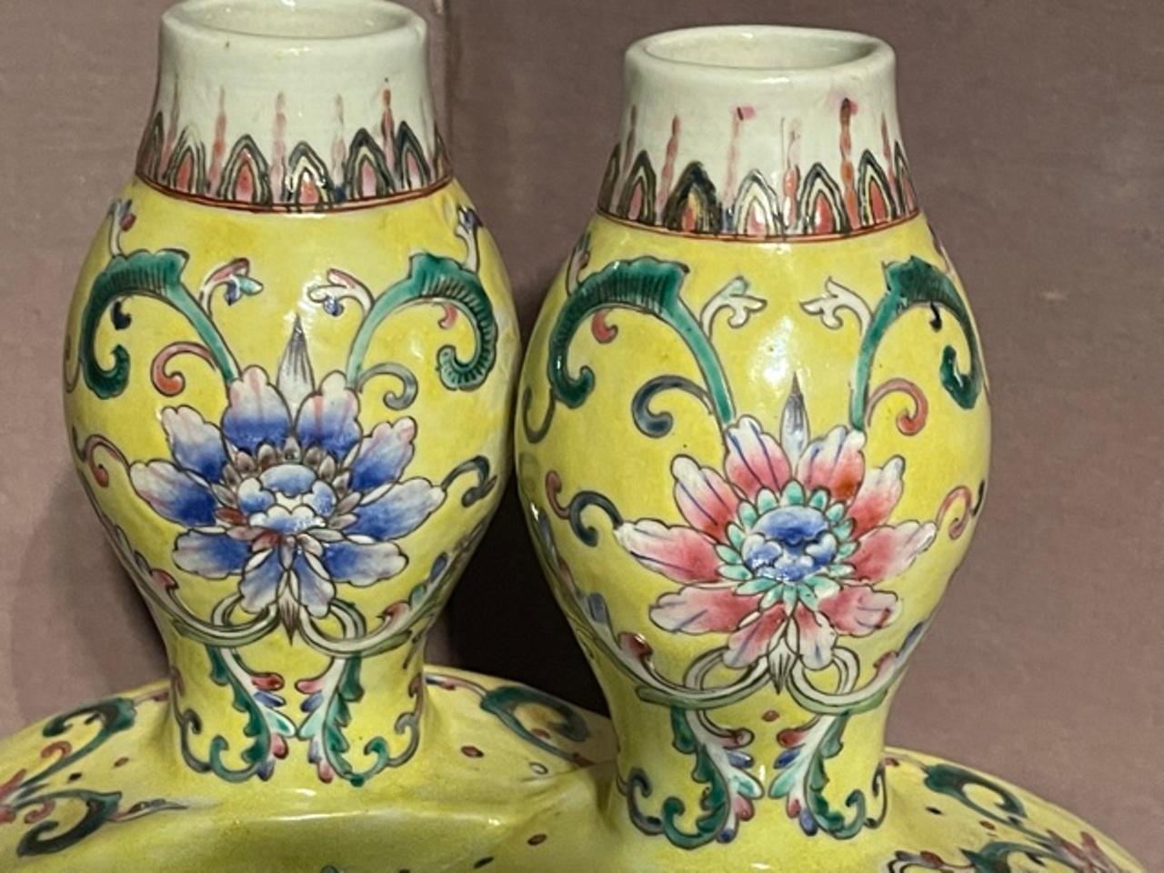 Chinesische Famille-Rose-Doppelmond-Flask-Vase, Chinesisch (Keramik) im Angebot