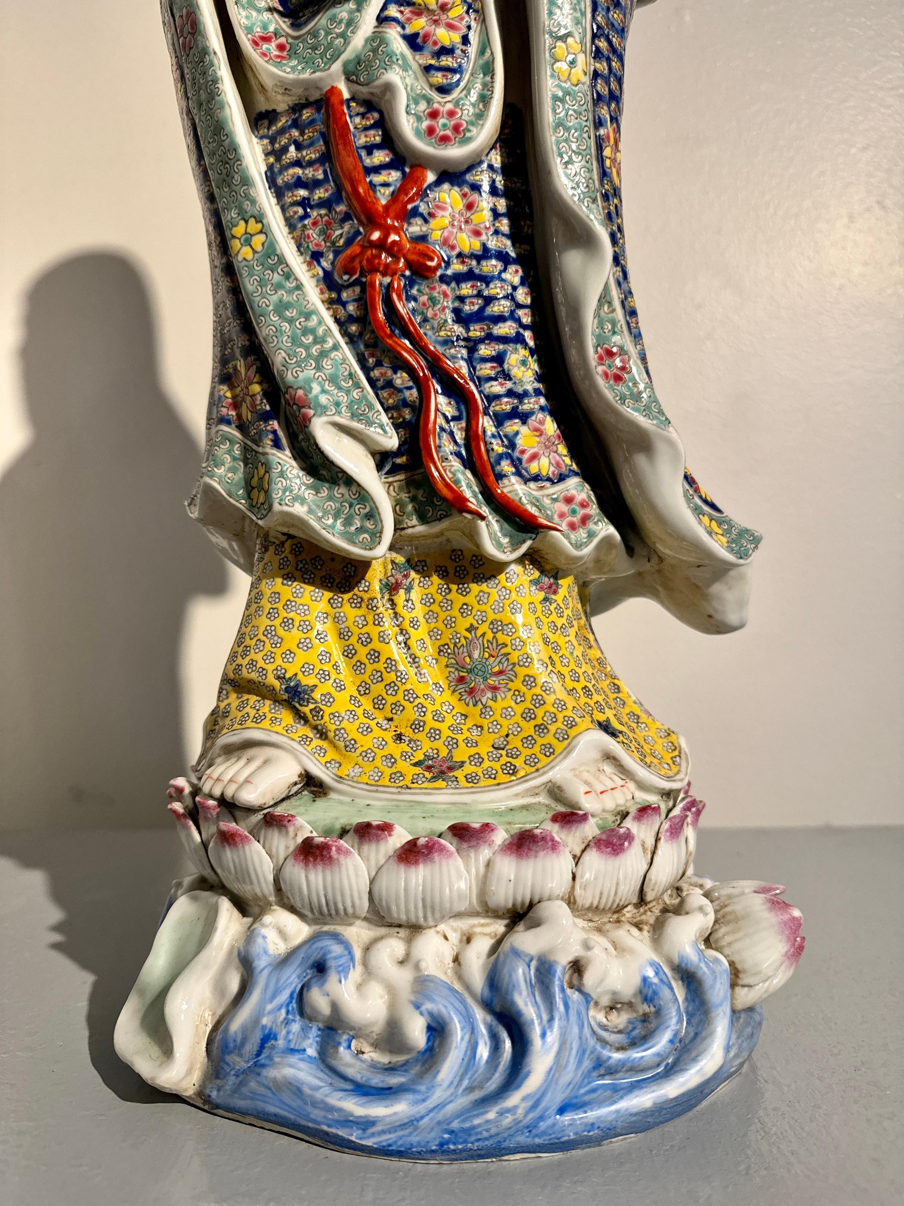 Porcellana cinese smaltata Famille Rose Guanyin, Zeng Longsheng, anni '80, Cina in vendita 3