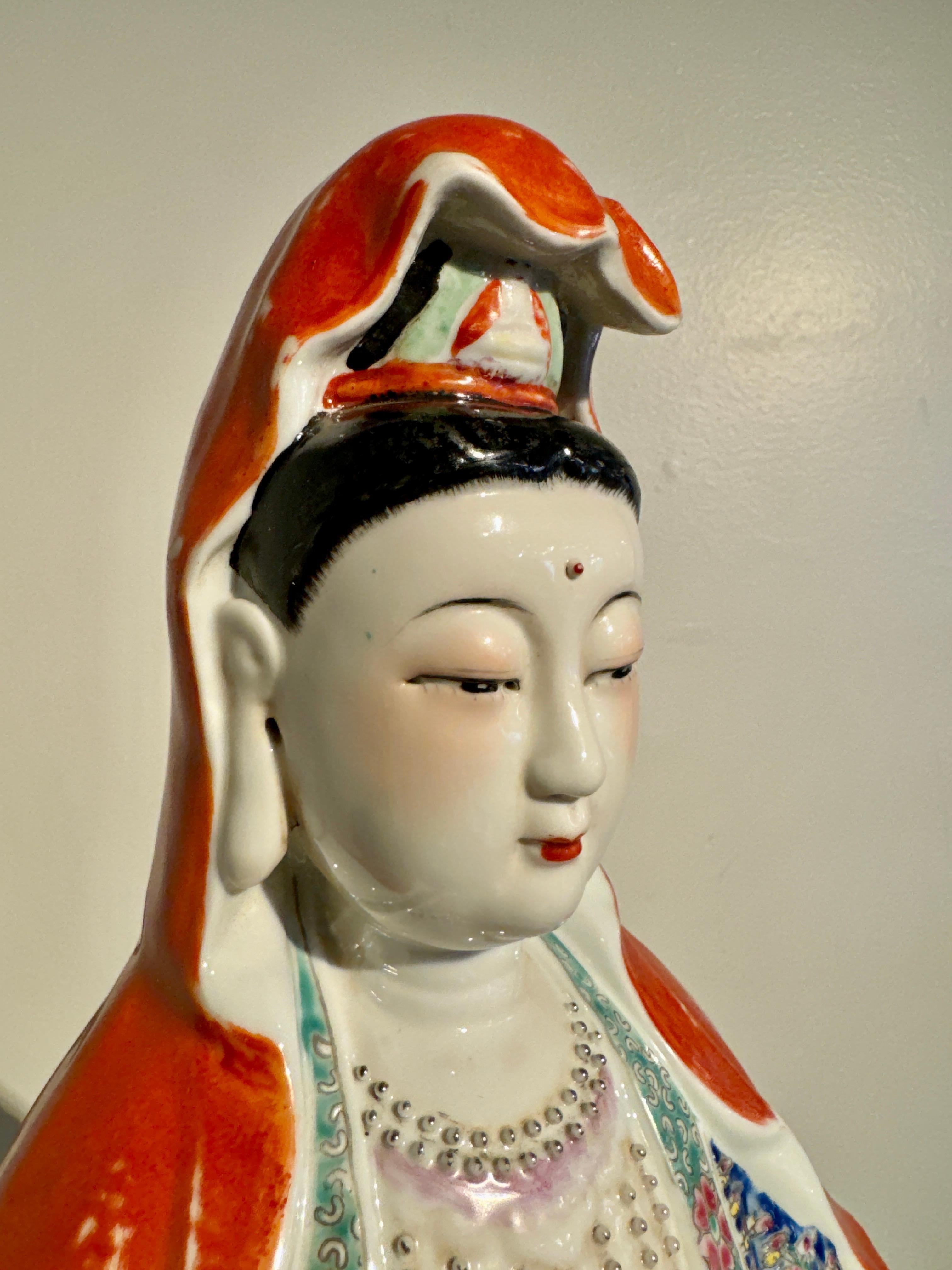 Porcellana cinese smaltata Famille Rose Guanyin, Zeng Longsheng, anni '80, Cina in vendita 4