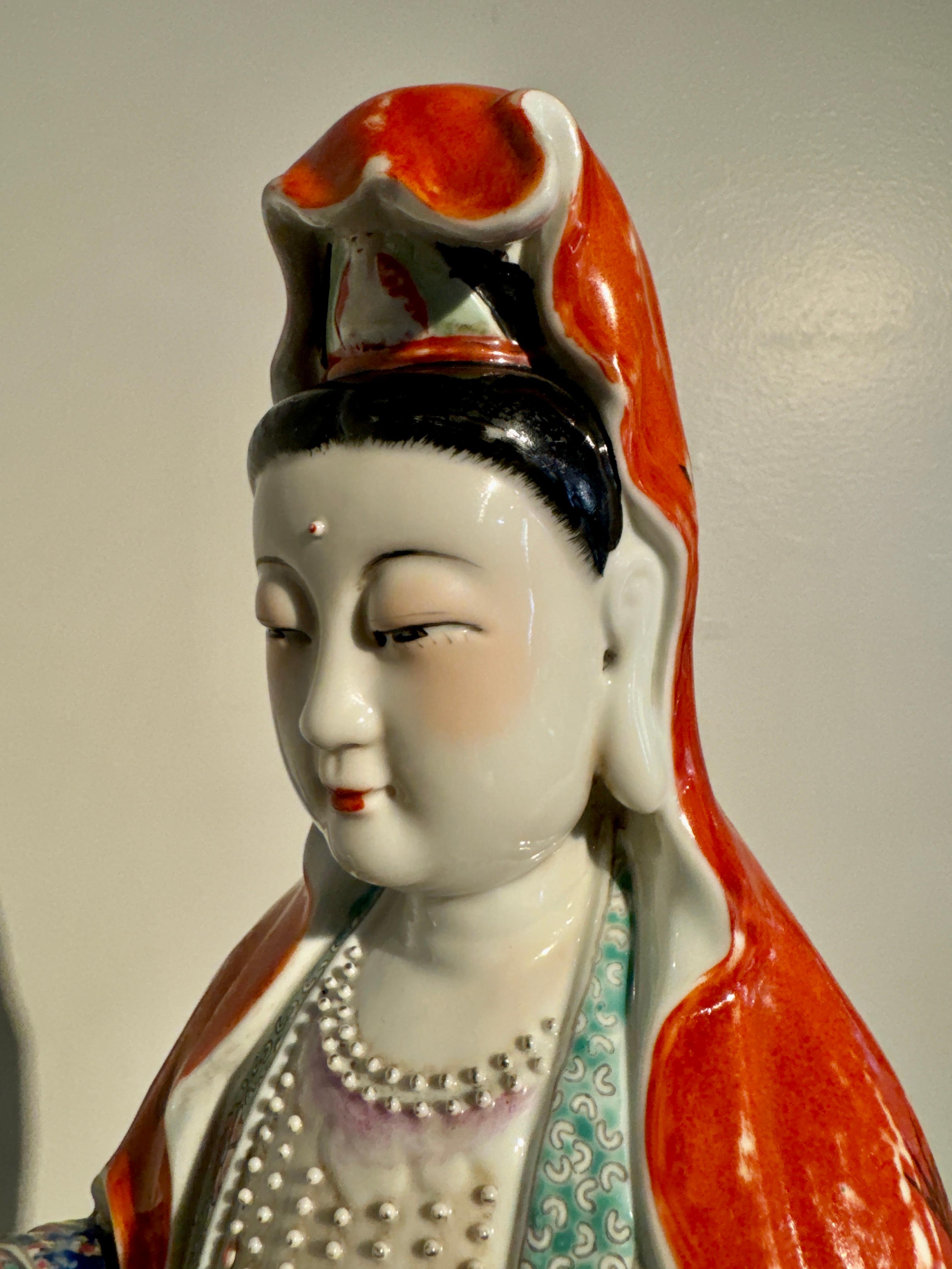 Porcellana cinese smaltata Famille Rose Guanyin, Zeng Longsheng, anni '80, Cina in vendita 5