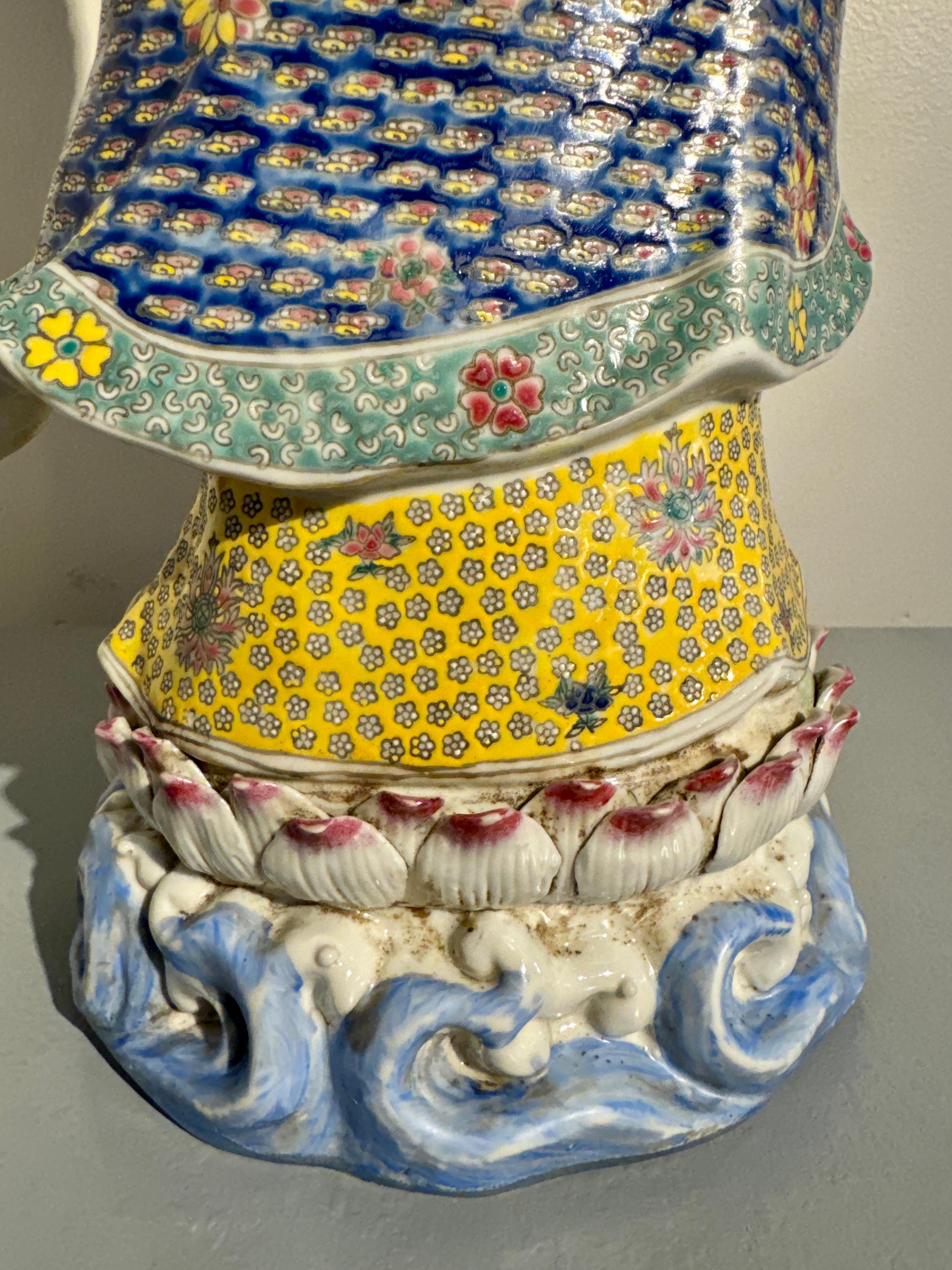 Porcellana cinese smaltata Famille Rose Guanyin, Zeng Longsheng, anni '80, Cina in vendita 8
