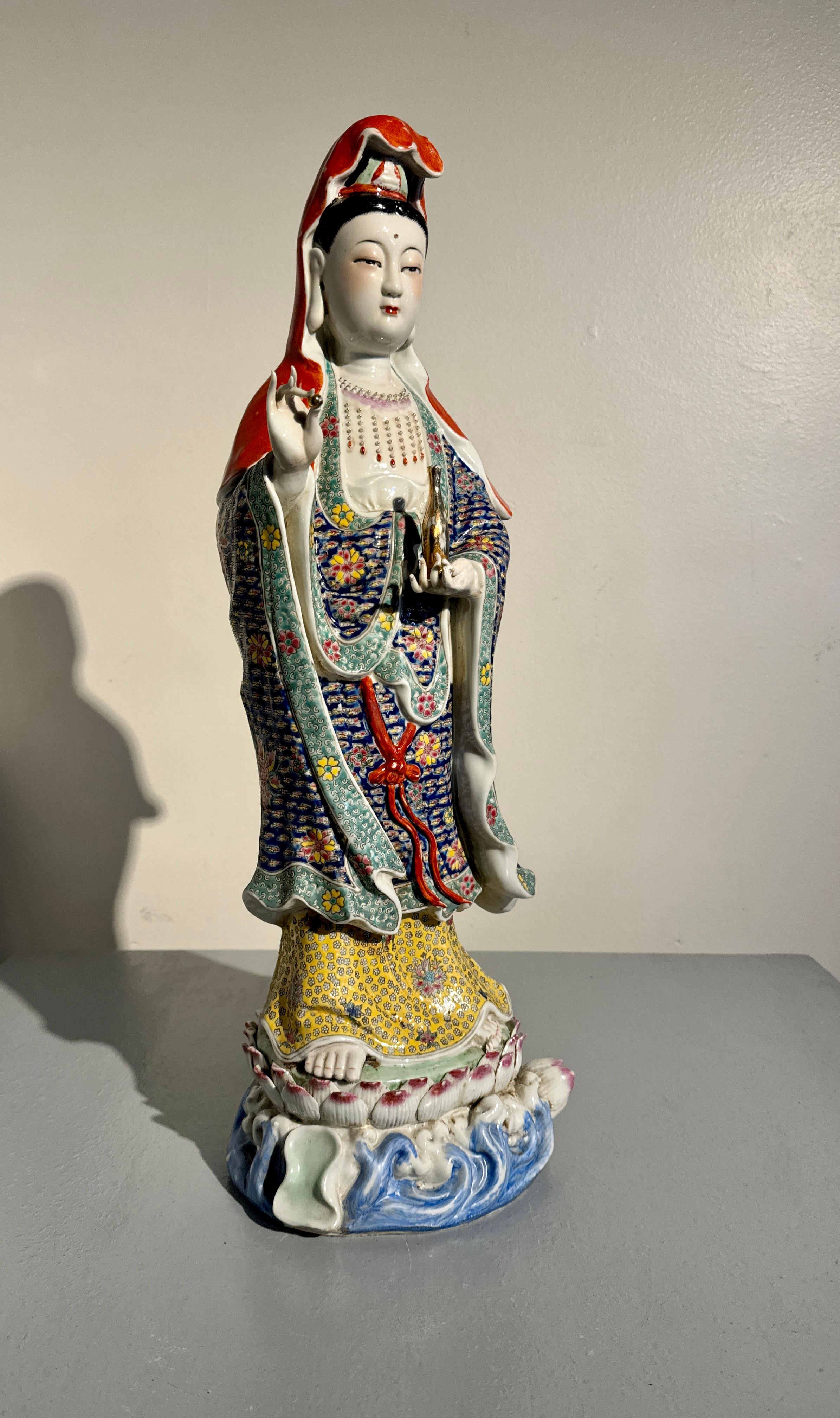 Figura di Guanyin in porcellana cinese smaltata famille rose, di grandi dimensioni e vivacemente decorata, marcata Zeng Longsheng (1901 - 1964), ma di produzione successiva, circa anni '80, Cina. 

L'alta e graziosa figura di Guanyin, il Bodhisattva