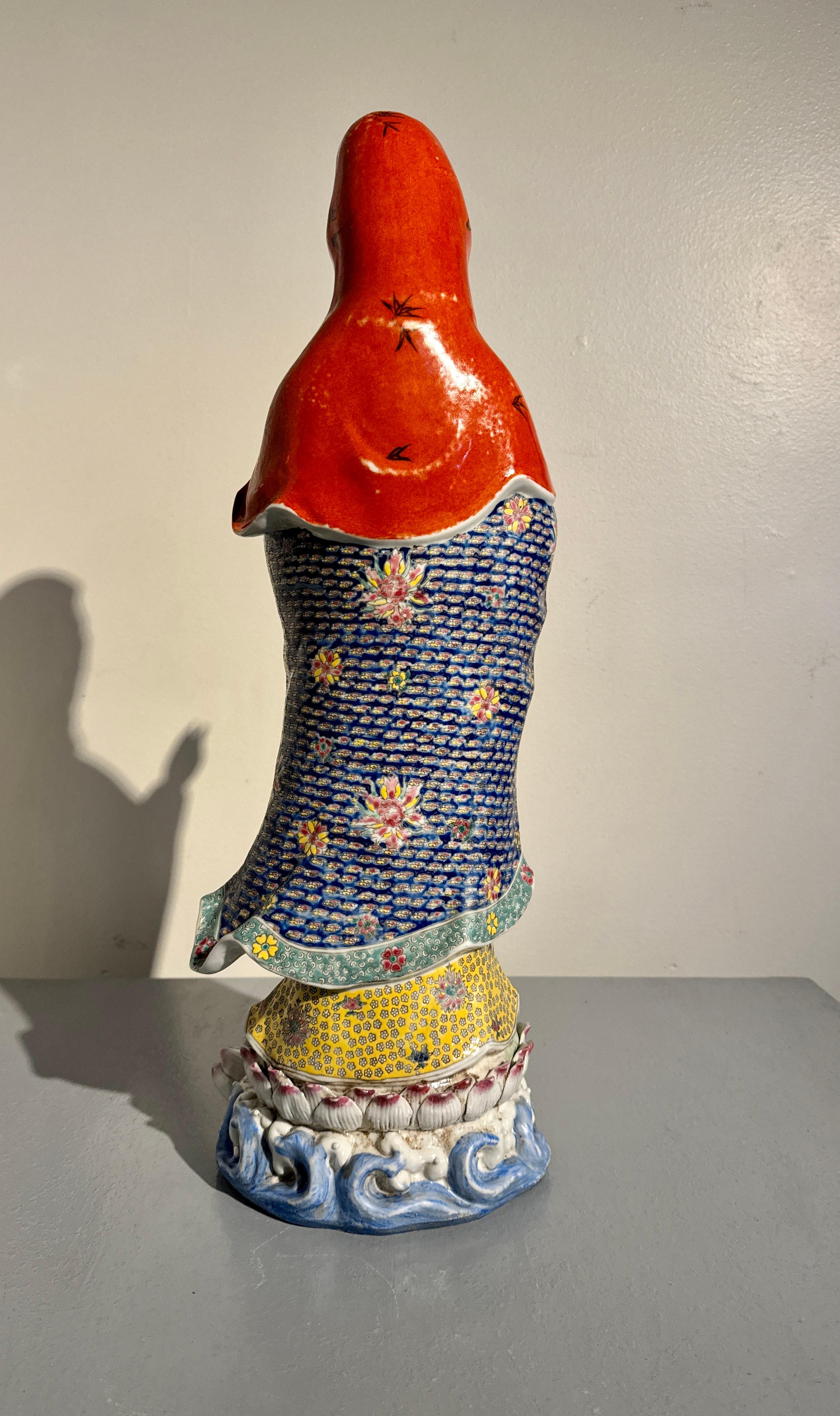 Cinese Porcellana cinese smaltata Famille Rose Guanyin, Zeng Longsheng, anni '80, Cina in vendita