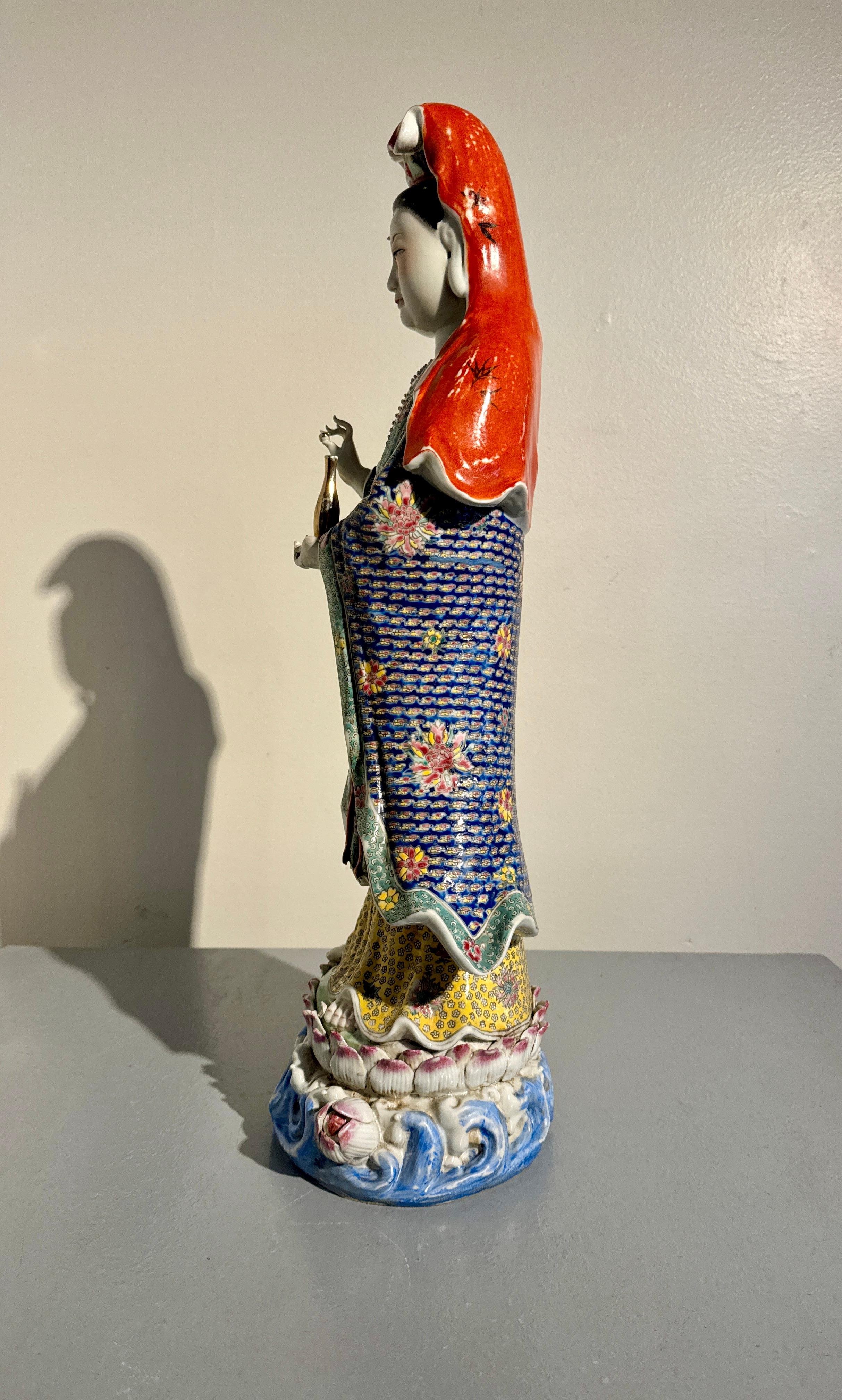 Smaltato Porcellana cinese smaltata Famille Rose Guanyin, Zeng Longsheng, anni '80, Cina in vendita