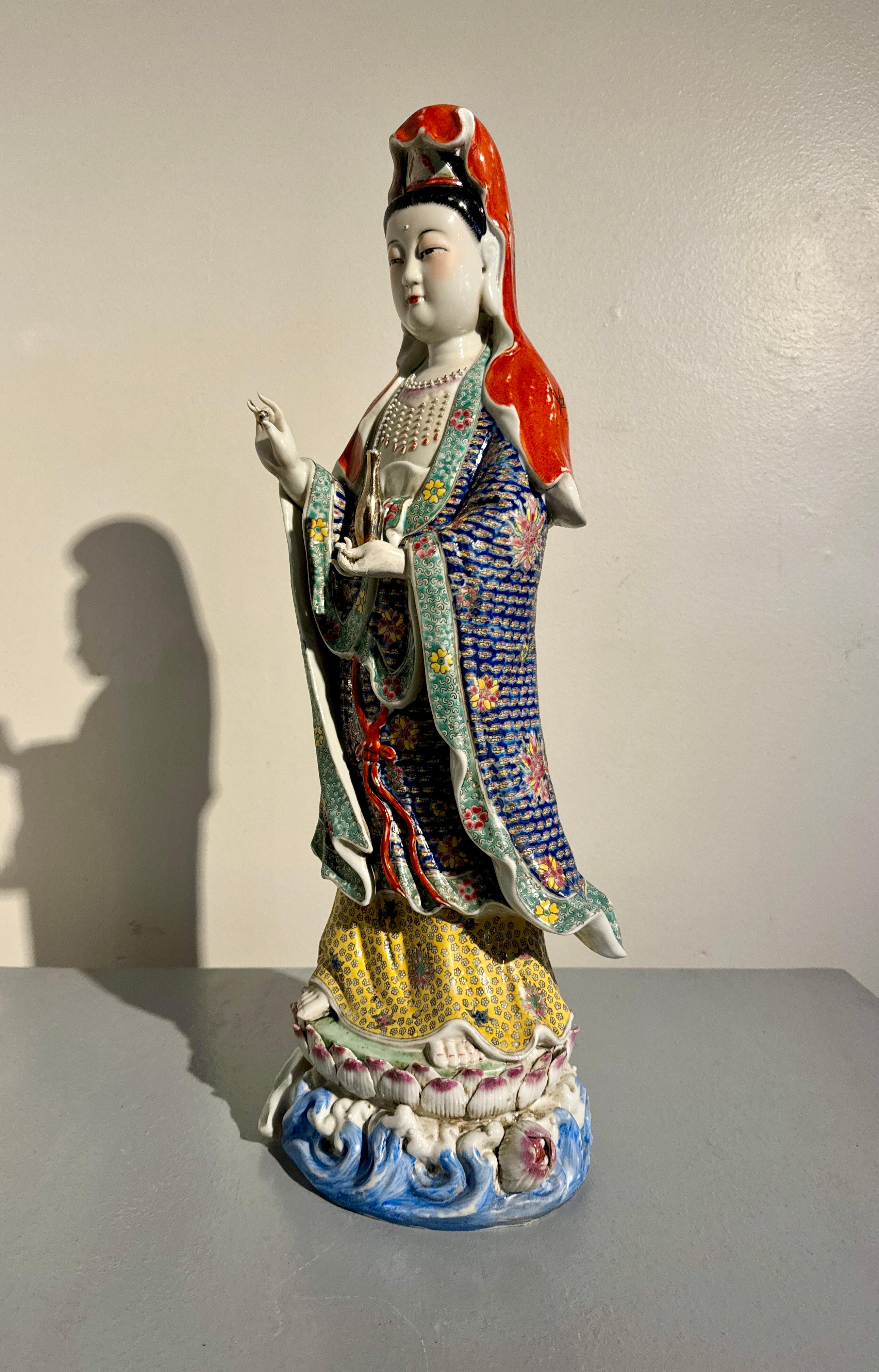 Porcellana cinese smaltata Famille Rose Guanyin, Zeng Longsheng, anni '80, Cina In condizioni buone in vendita a Austin, TX