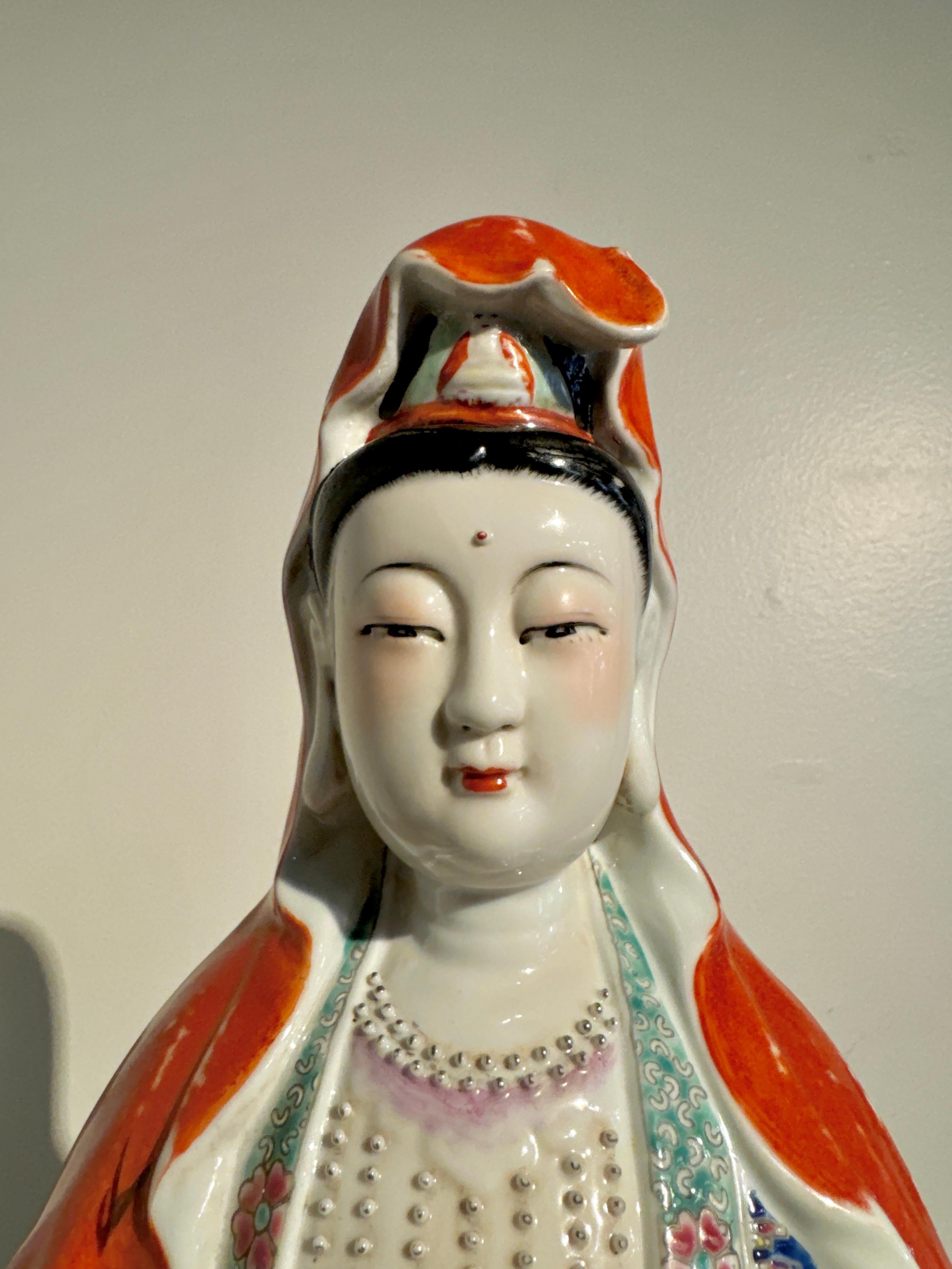 Fine XX secolo Porcellana cinese smaltata Famille Rose Guanyin, Zeng Longsheng, anni '80, Cina in vendita
