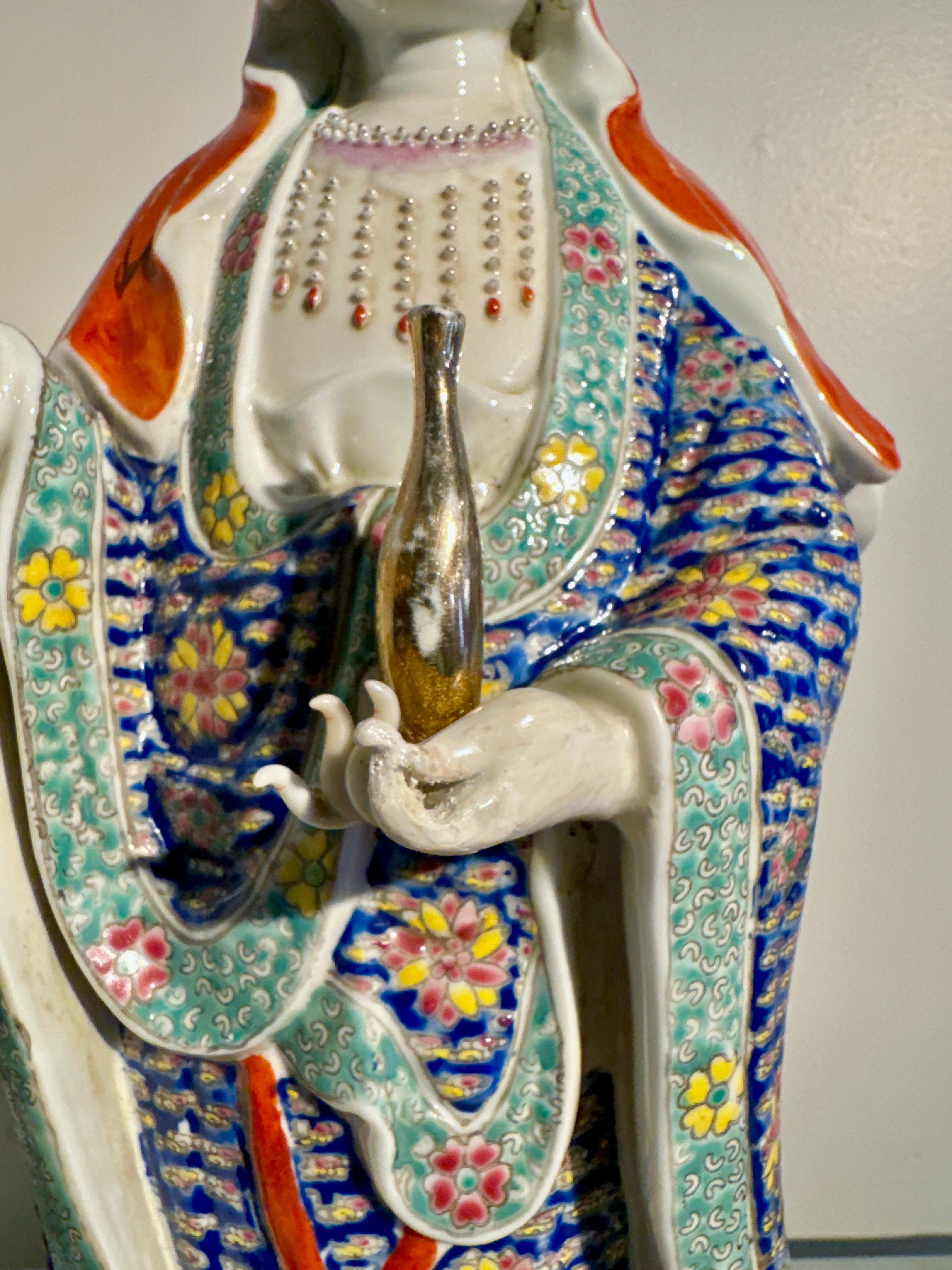 Porcellana cinese smaltata Famille Rose Guanyin, Zeng Longsheng, anni '80, Cina in vendita 1