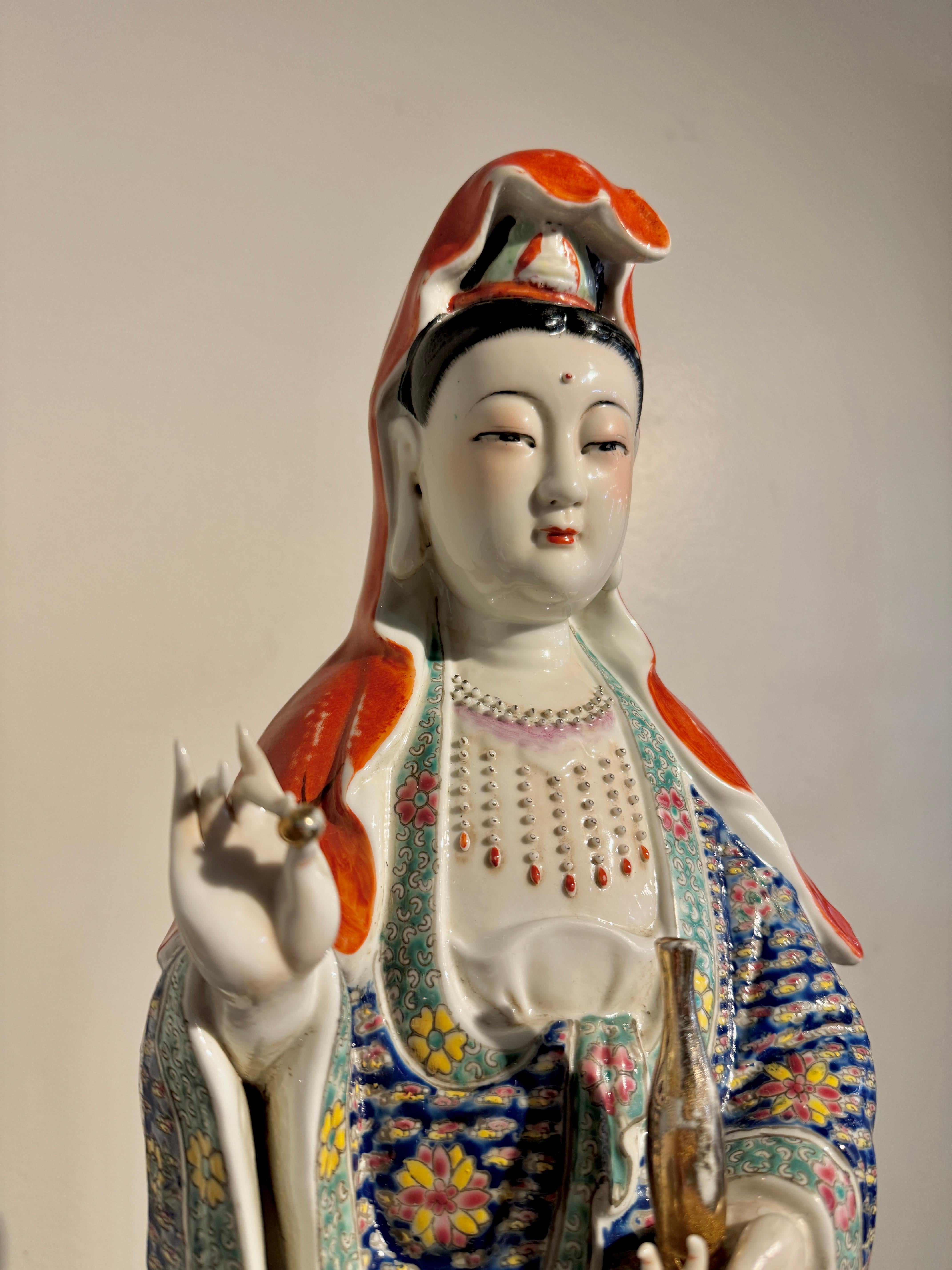 Porcellana cinese smaltata Famille Rose Guanyin, Zeng Longsheng, anni '80, Cina in vendita 2