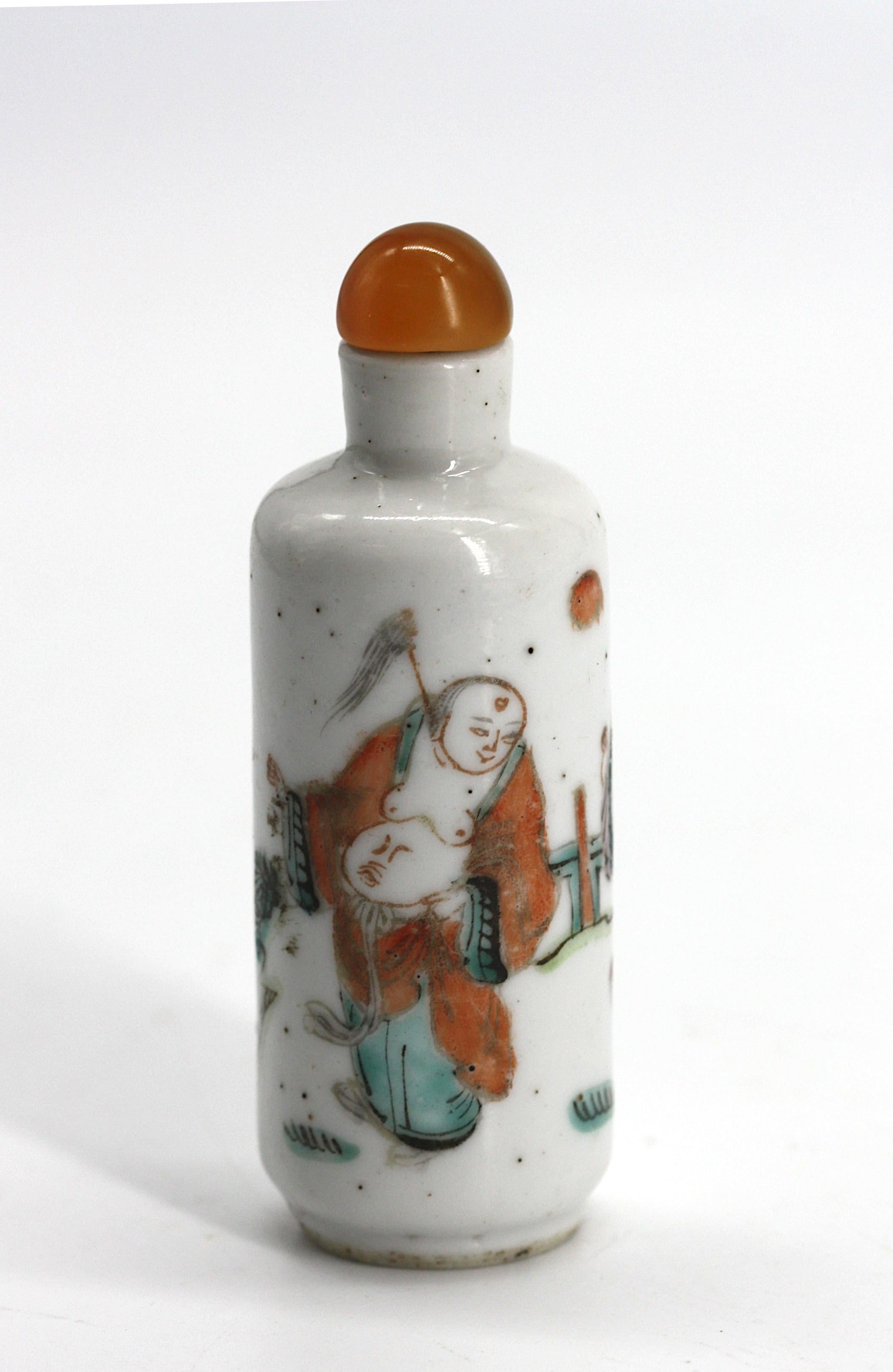 
Tabacchiera cinese in porcellana smaltata Famille Rose
Dinastia Qing, firmato, con marchio a quattro caratteri in rosso sul lato inferiore. Cilindrico e decorato con figure in un paesaggio rado, su un piede rialzato, con tappo a cupola e