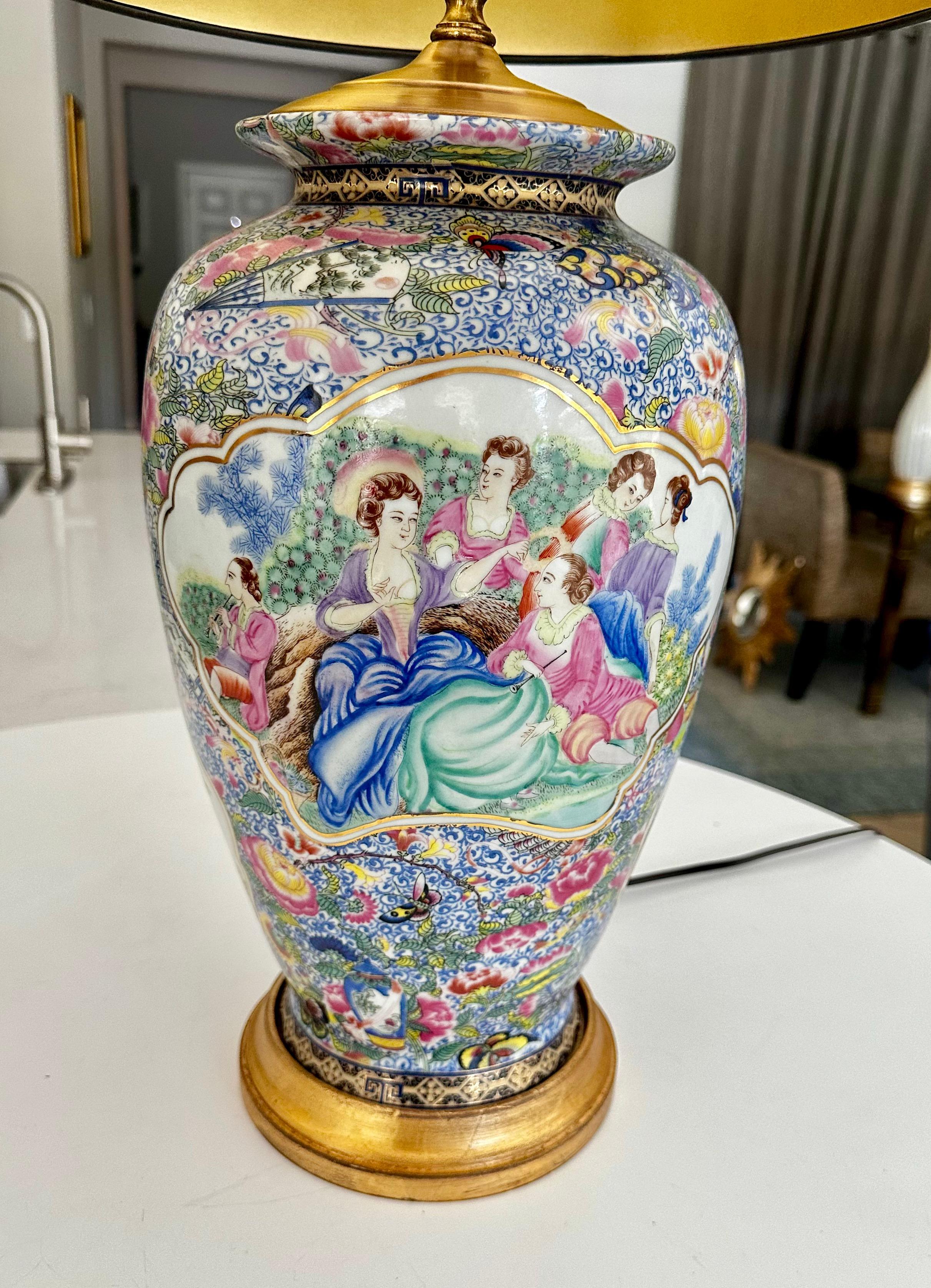 Lampada da tavolo in porcellana cinese Famille Rose a tema europeo in vendita 5