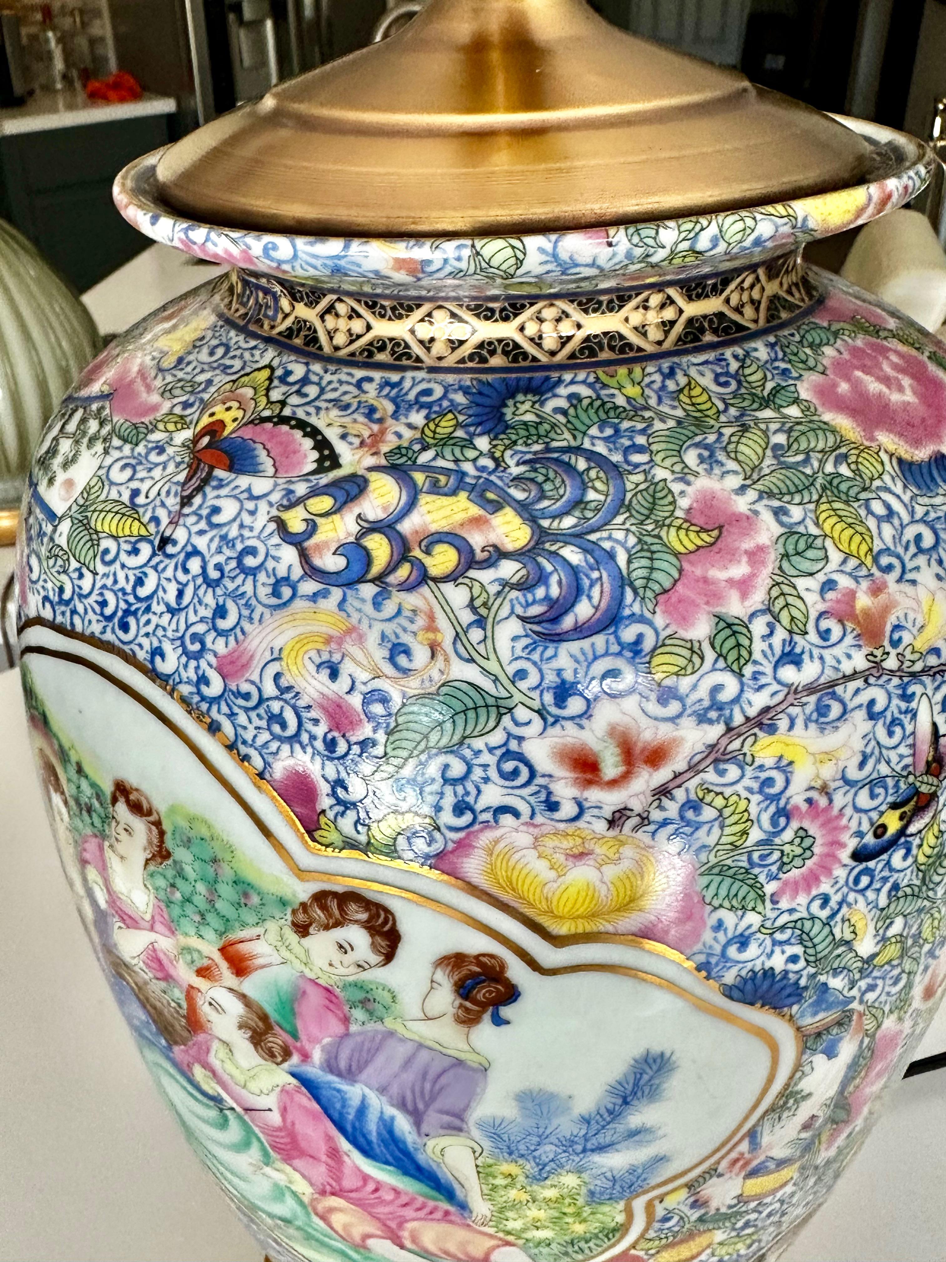 Lampada da tavolo in porcellana cinese Famille Rose a tema europeo in vendita 8