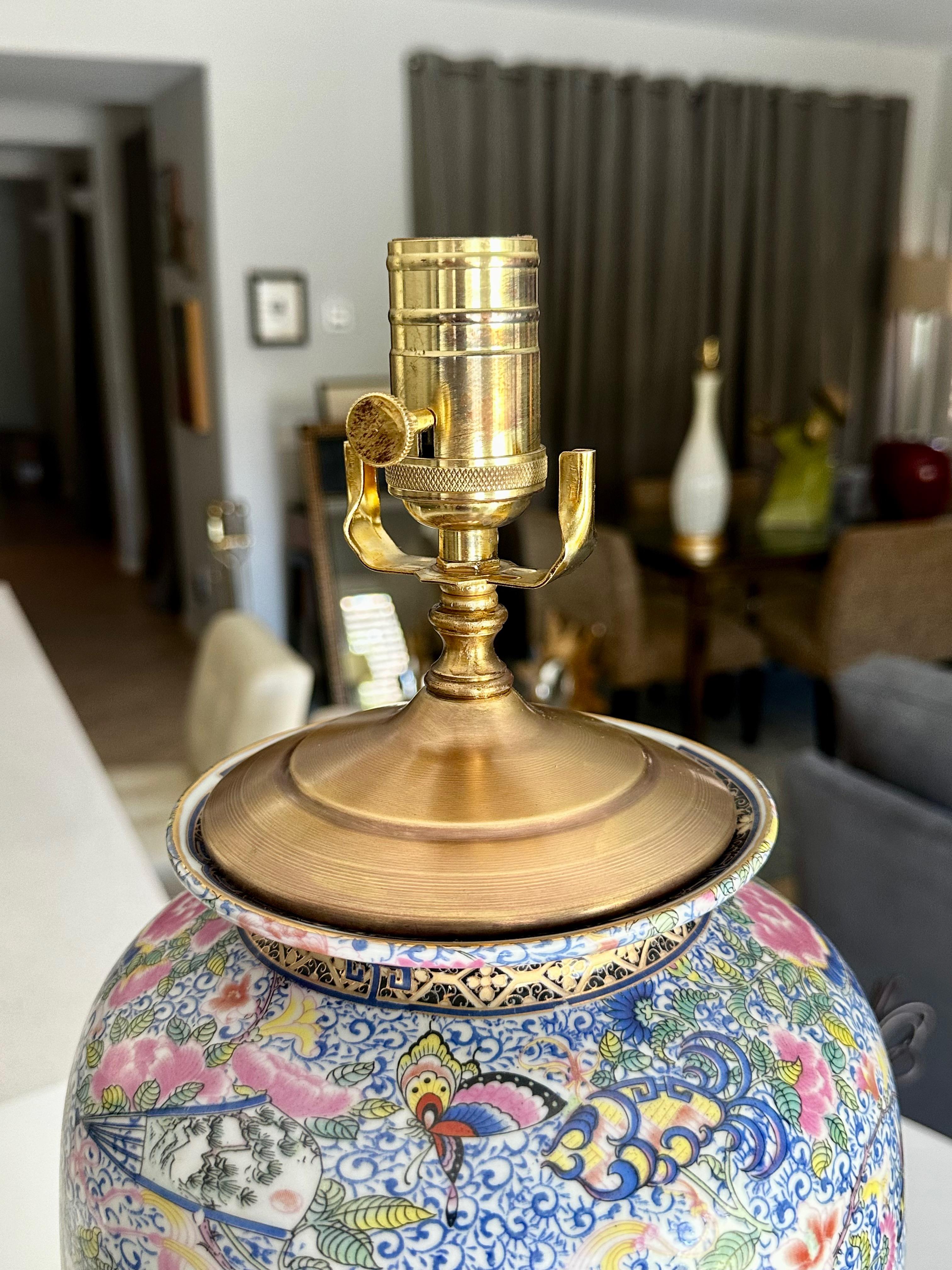 Lampada da tavolo in porcellana cinese Famille Rose a tema europeo in vendita 9