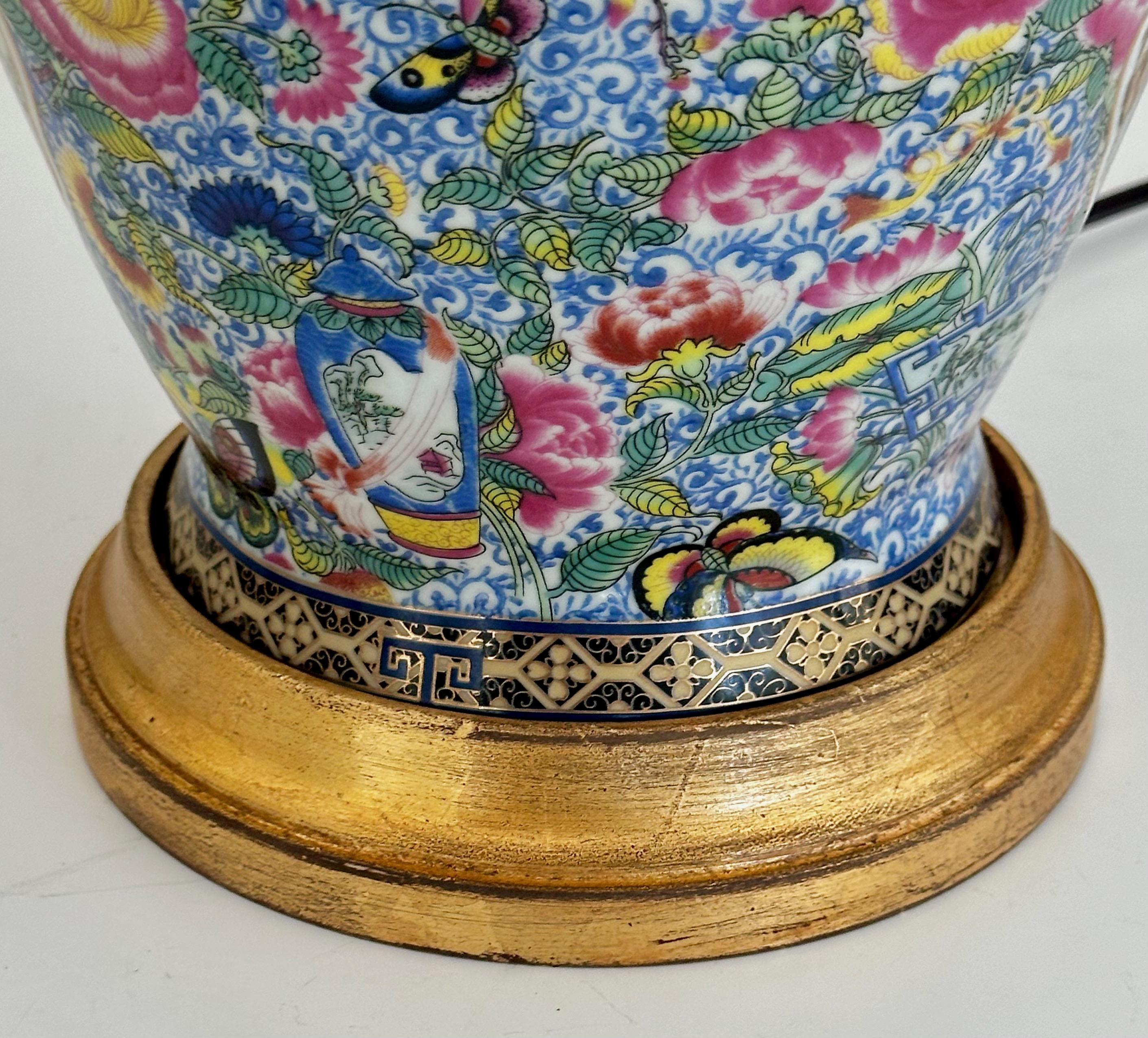 Lampada da tavolo in porcellana cinese Famille Rose a tema europeo in vendita 10