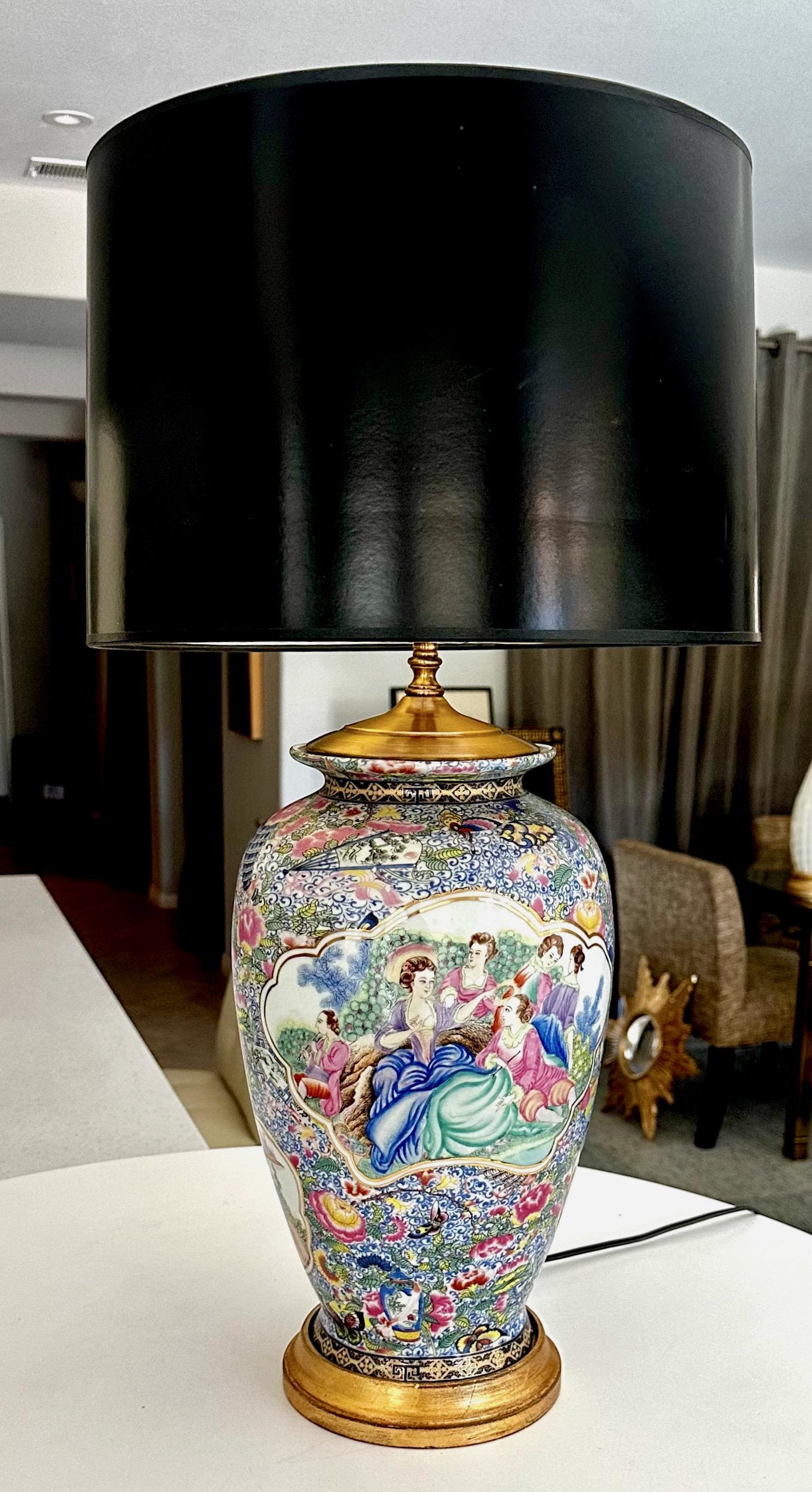 Lampada da tavolo in porcellana cinese Famille Rose a tema europeo in vendita 11