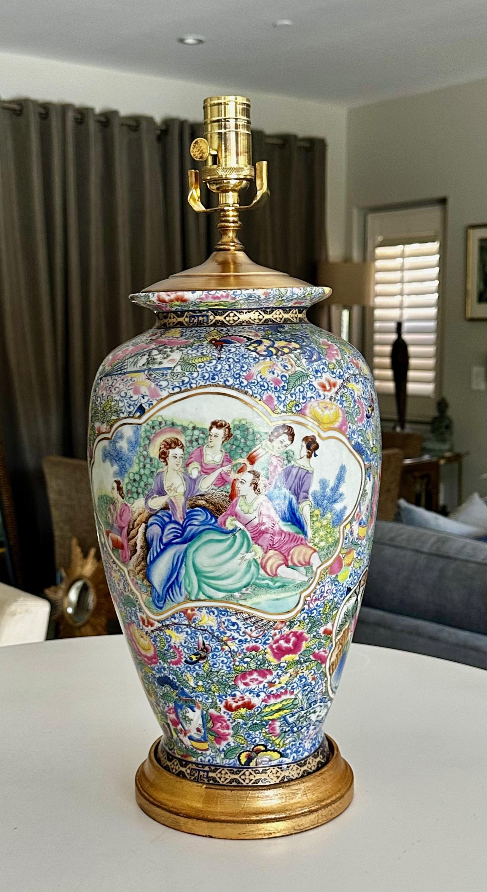 Lampada da tavolo singola in porcellana cinese Famille rose con tema della corte europea su base tornita in legno dorato. Cablata di recente, compresa una nuova presa a 3 vie in ottone e un cavo. Ombra 