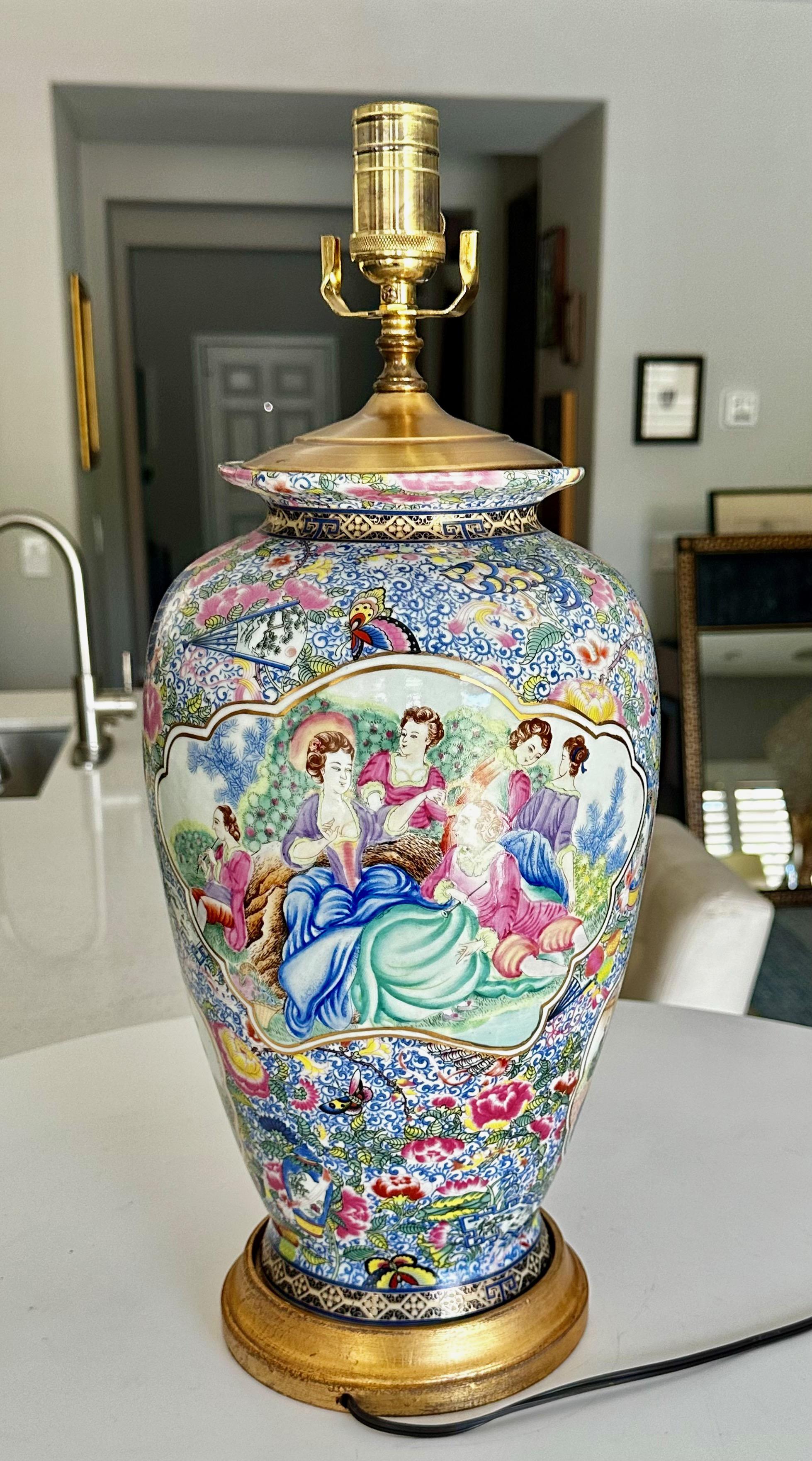 Ottone Lampada da tavolo in porcellana cinese Famille Rose a tema europeo in vendita