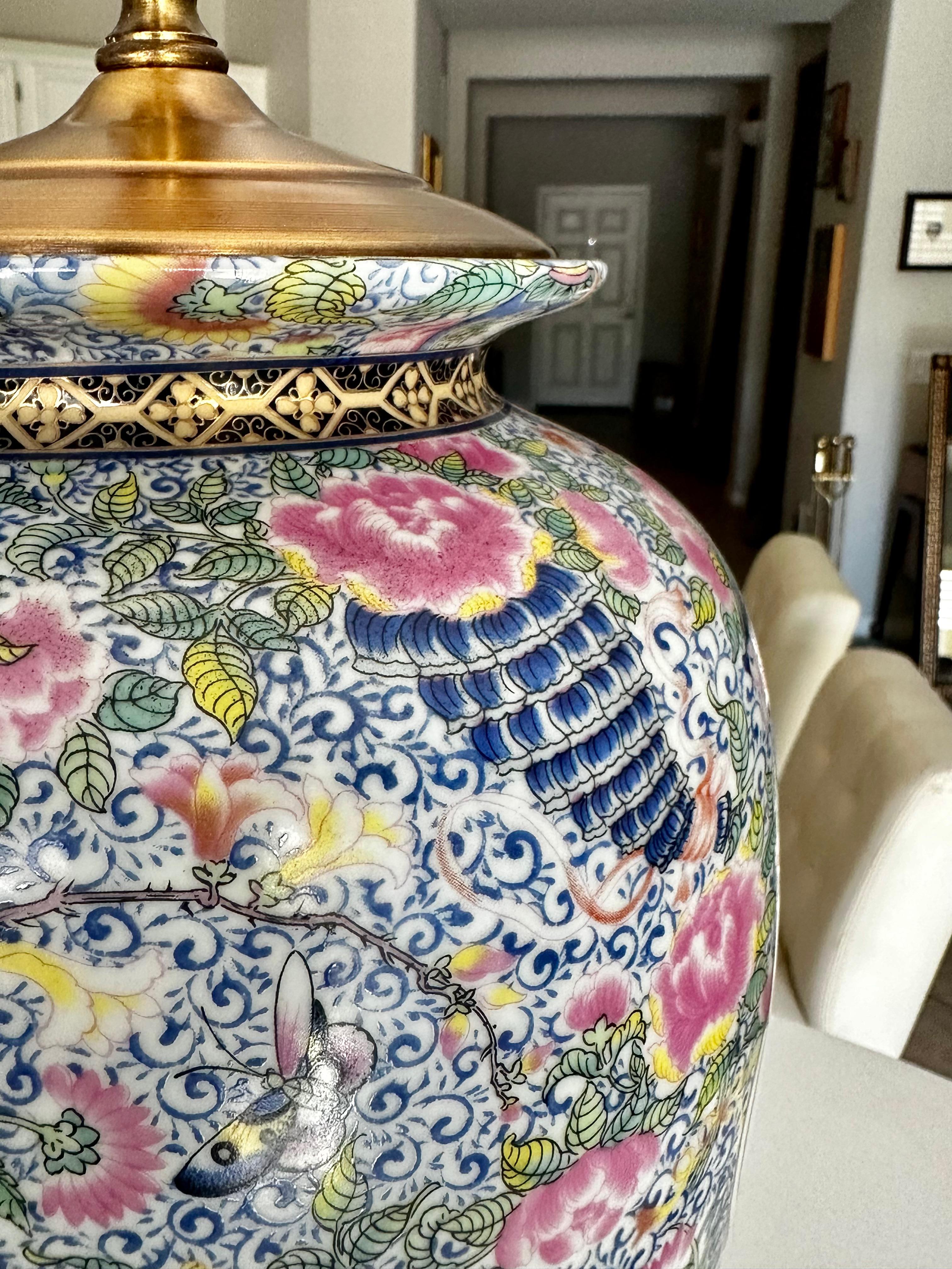 Lampada da tavolo in porcellana cinese Famille Rose a tema europeo in vendita 1