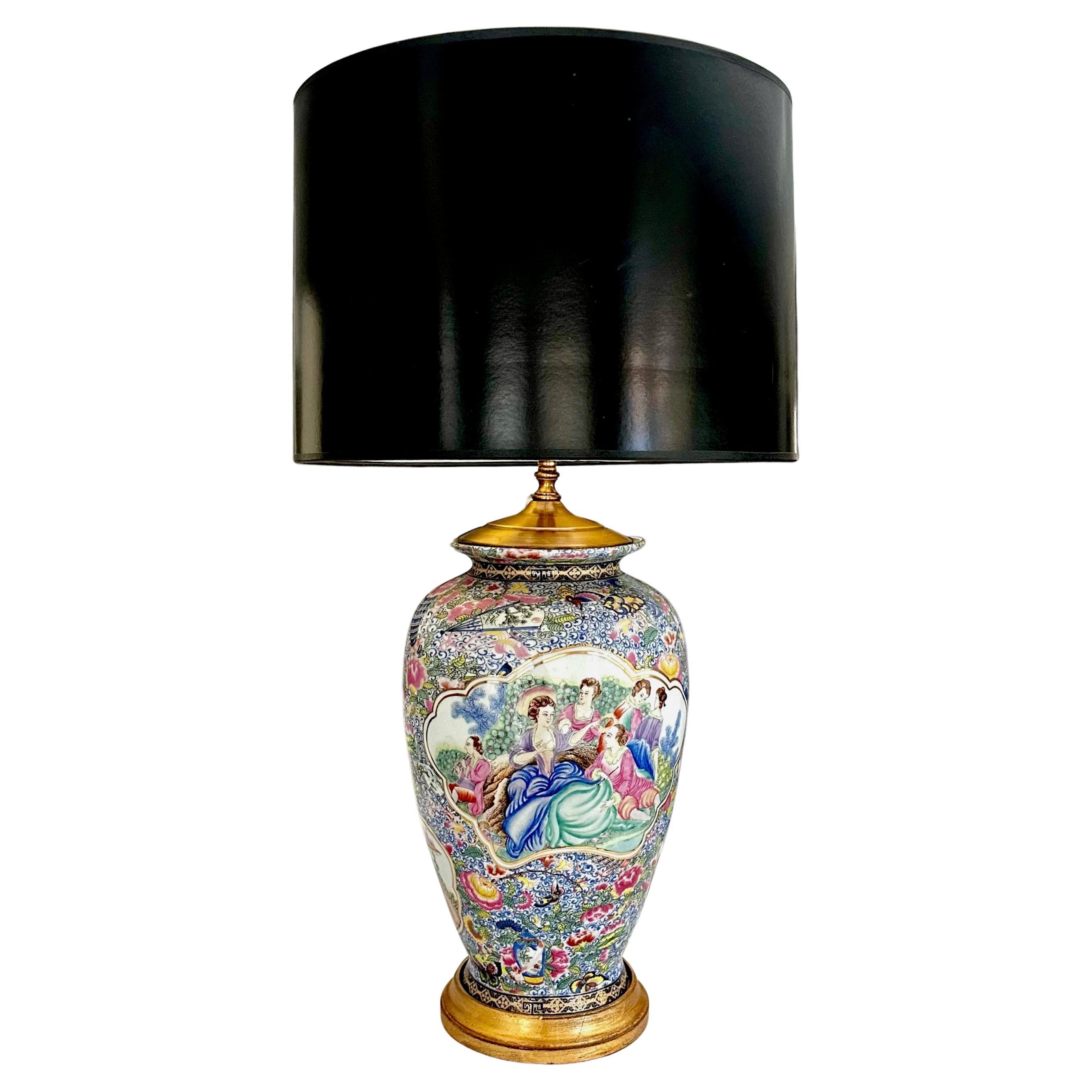 Lampada da tavolo in porcellana cinese Famille Rose a tema europeo in vendita