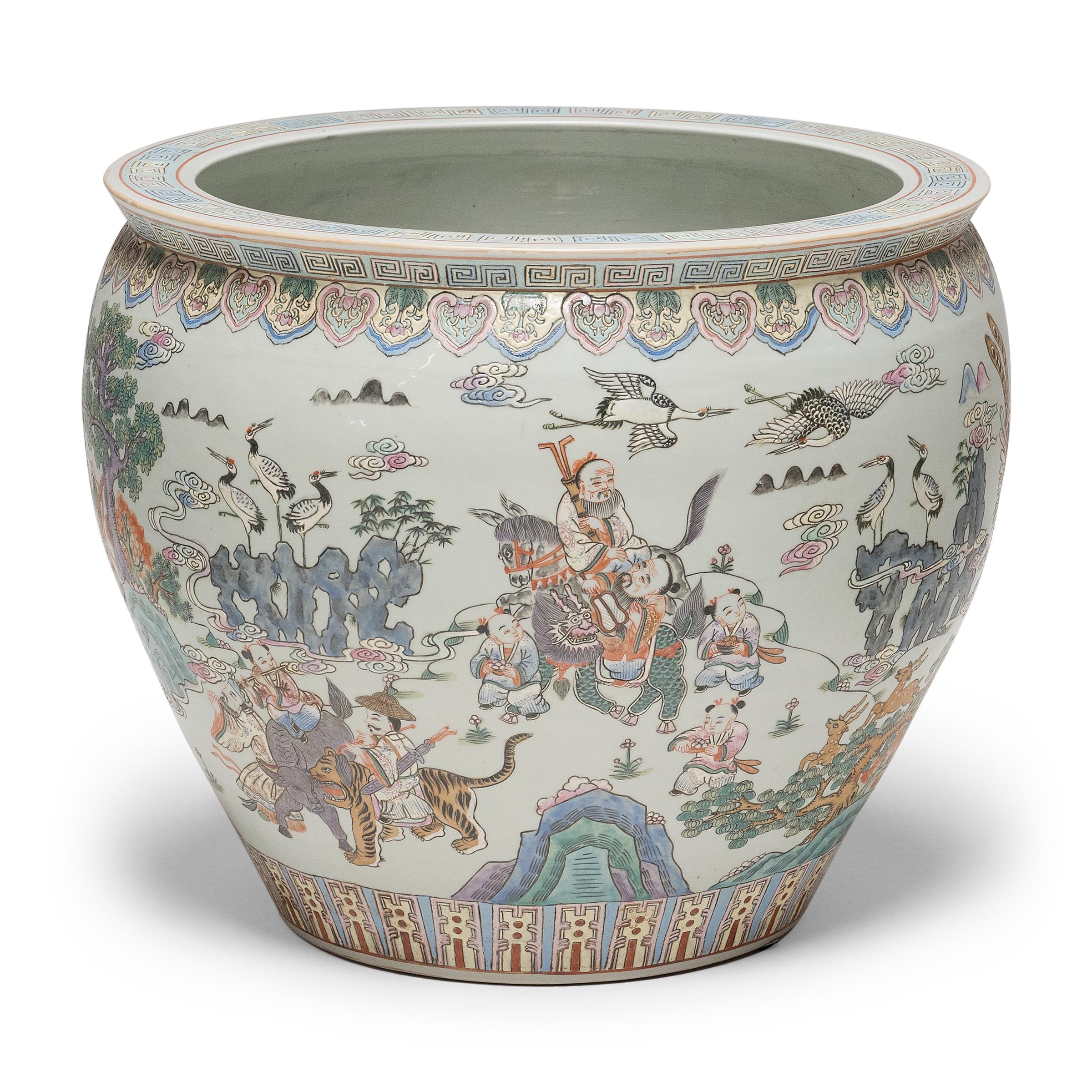 Chaque centimètre de ce fantastique bol à poisson chinois est orné d'émaux surglacés peints à la main, une méthode de décoration de la porcelaine connue sous le nom de famille rose. Rendue dans des tons pastel et avec des accents dorés, la