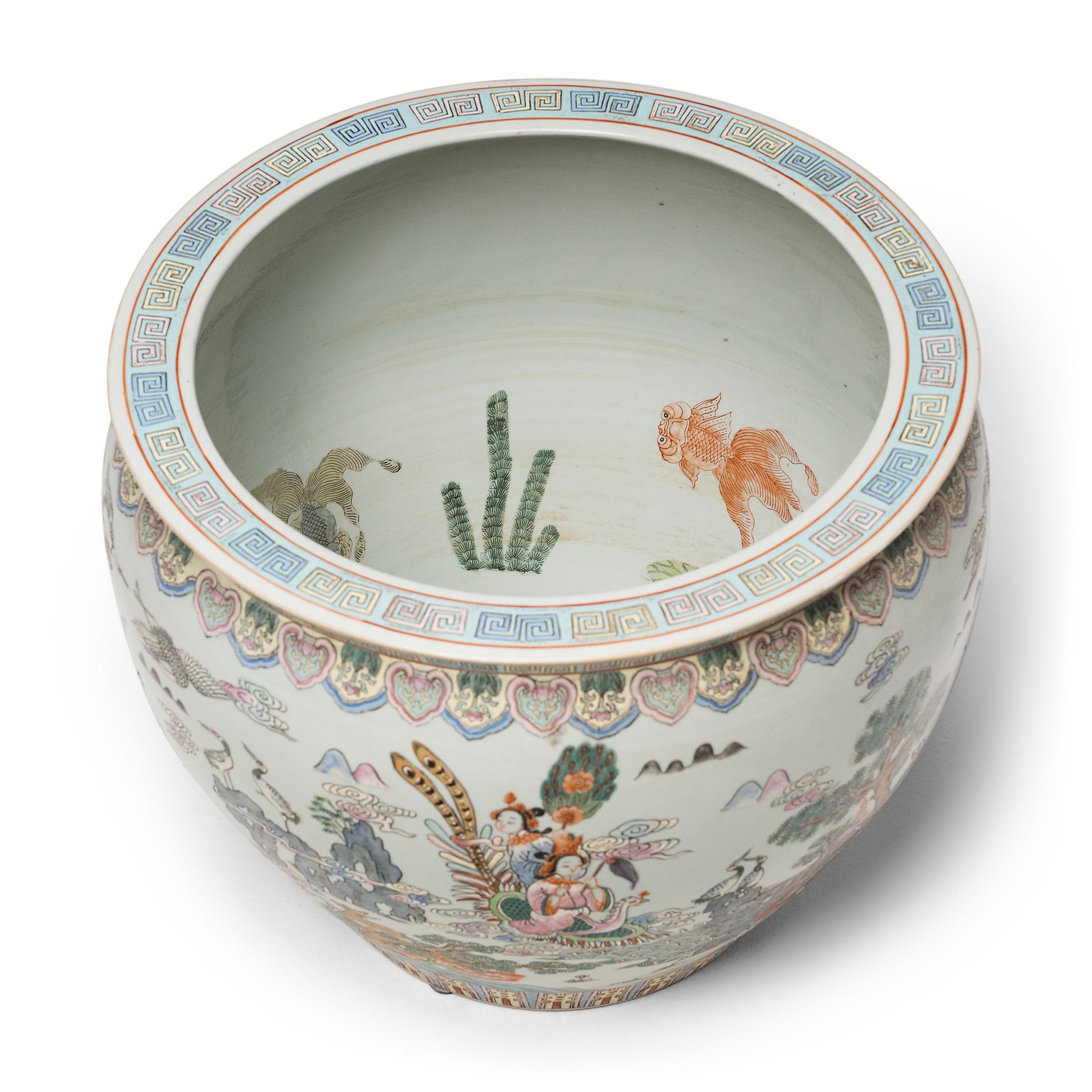 Chinois Bol à poisson de la famille rose chinoise avec banquet de pêches, c. 1900 en vente