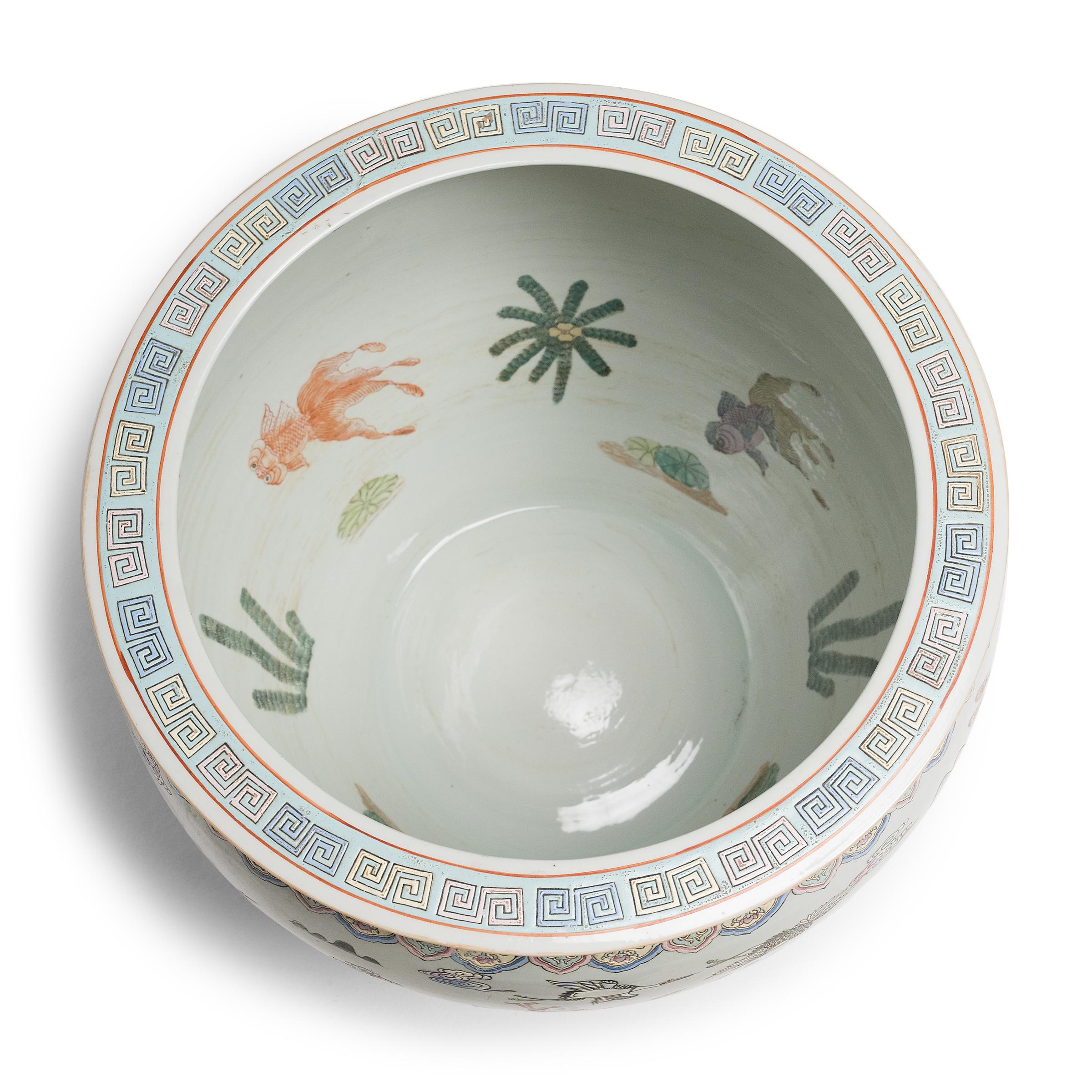 Émaillé Bol à poisson de la famille rose chinoise avec banquet de pêches, c. 1900 en vente