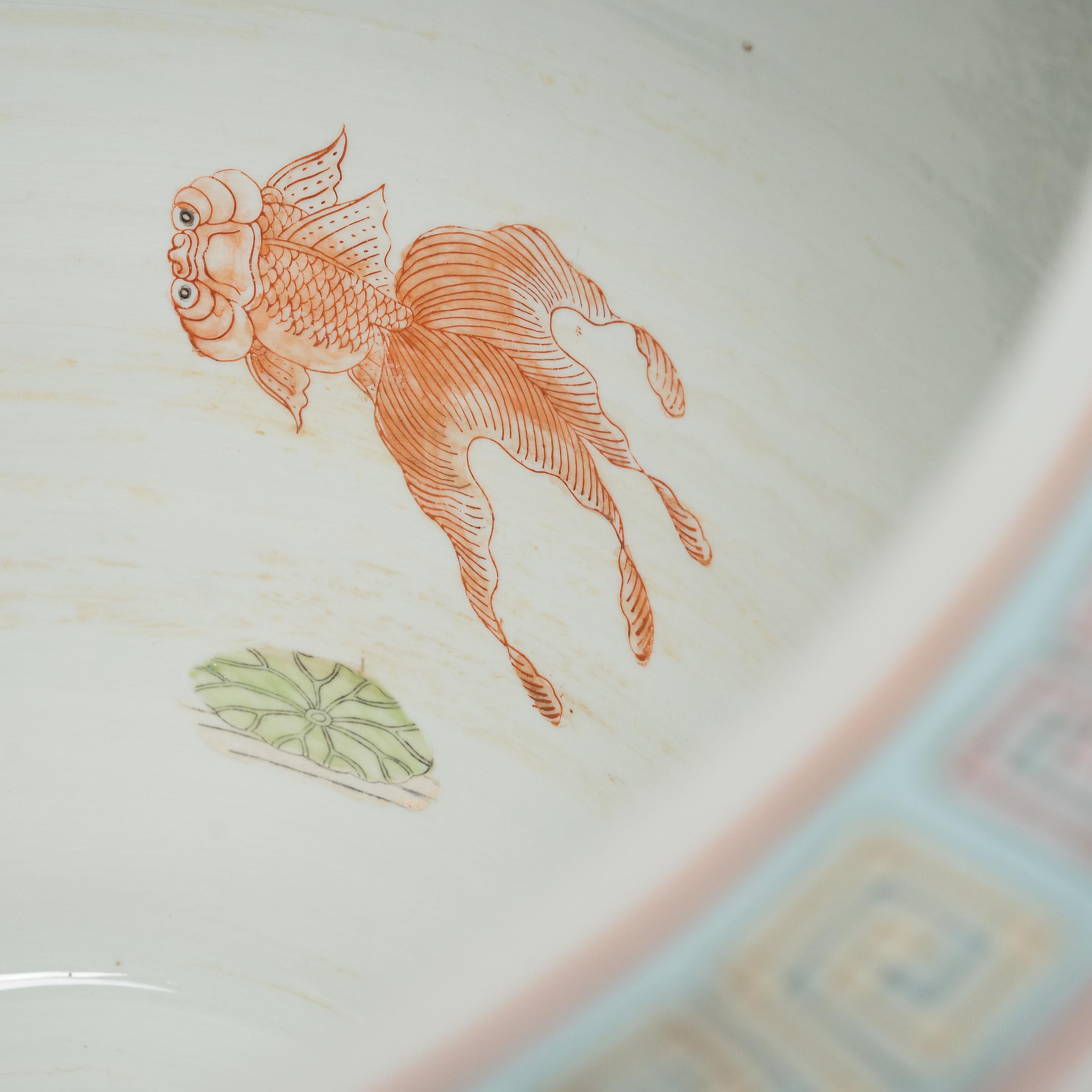 Bol à poisson de la famille rose chinoise avec banquet de pêches, c. 1900 Bon état - En vente à Chicago, IL