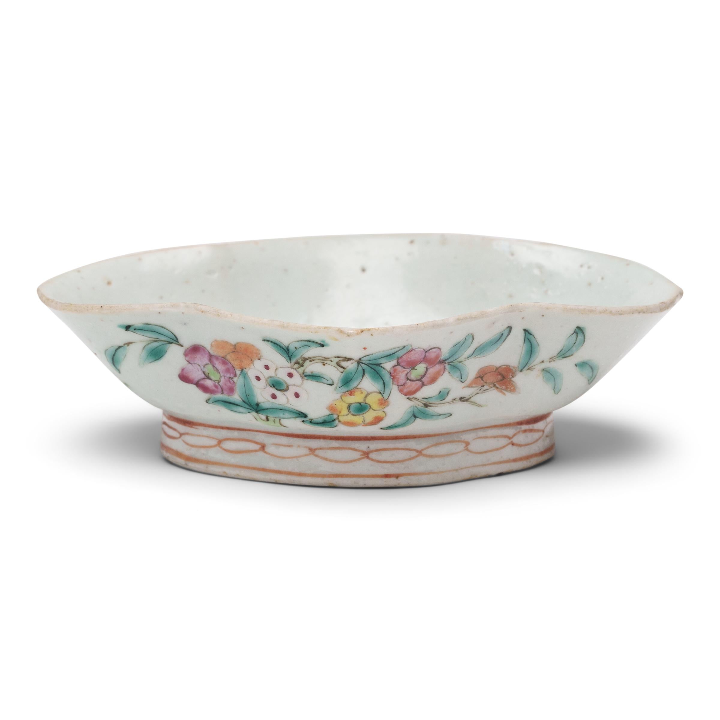 Ce bol en porcelaine colorée date du milieu du XIXe siècle et était à l'origine utilisé comme plat de service pour les offrandes rituelles, placé devant un autel domestique et rempli de fruits, de produits de boulangerie et d'autres aliments. Le