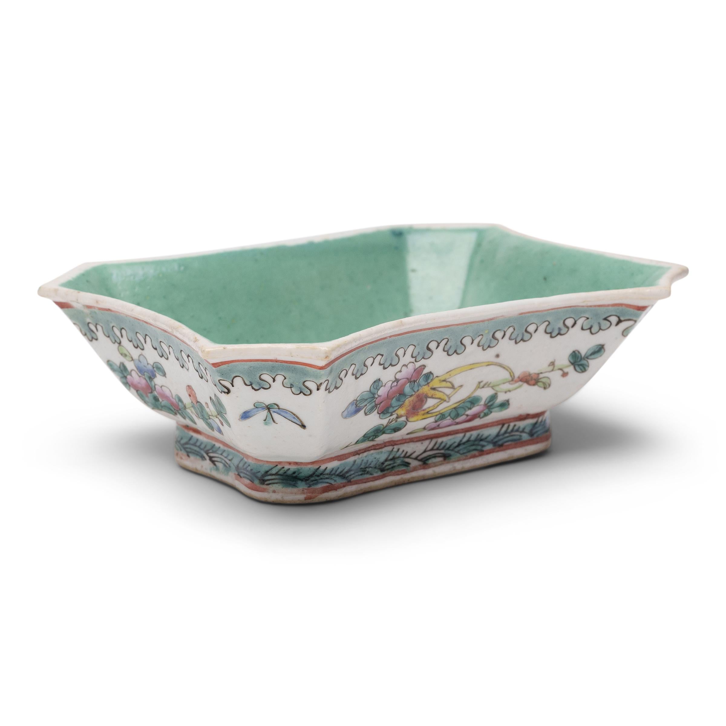 Este colorido cuenco de porcelana data de mediados del siglo XIX y se utilizaba originalmente como plato para ofrendas rituales, colocado ante un altar doméstico y apilado con fruta, productos de panadería y otros alimentos. El plato, en forma de