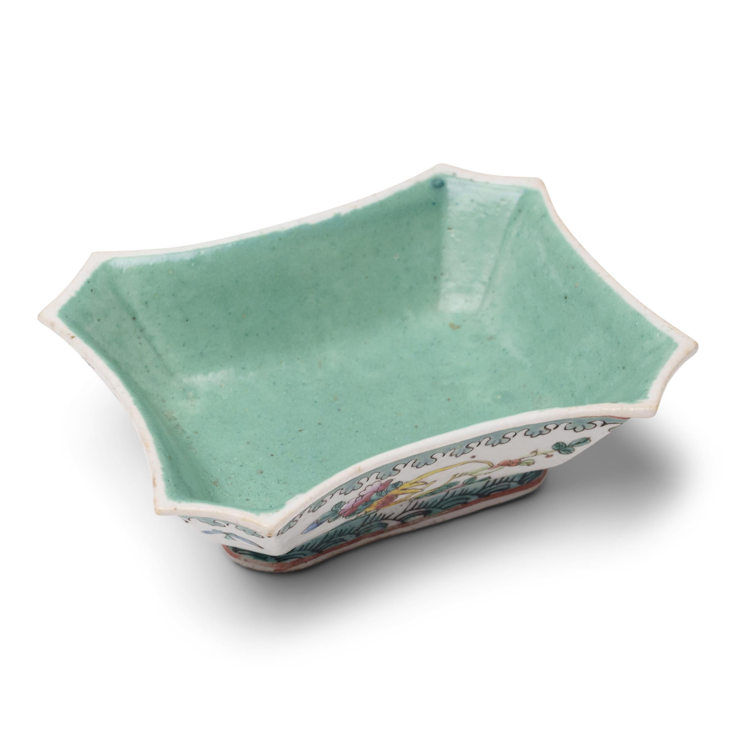 Cuenco chino de ofrenda con pie de rosa familiar, c. XIX Qing en venta