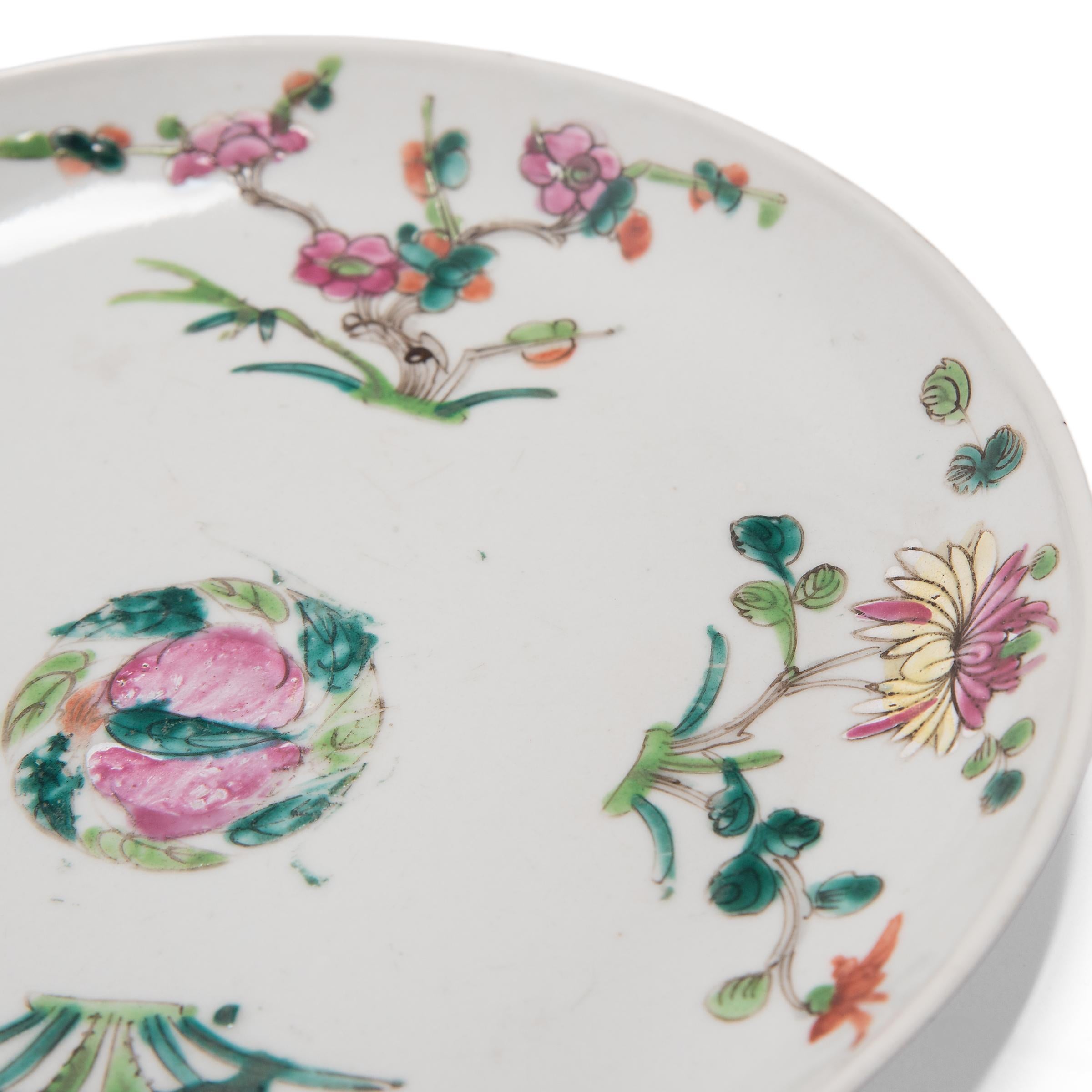 Chinesischer Famille Rose Four Seasons Teller, um 1900 (Emailliert) im Angebot
