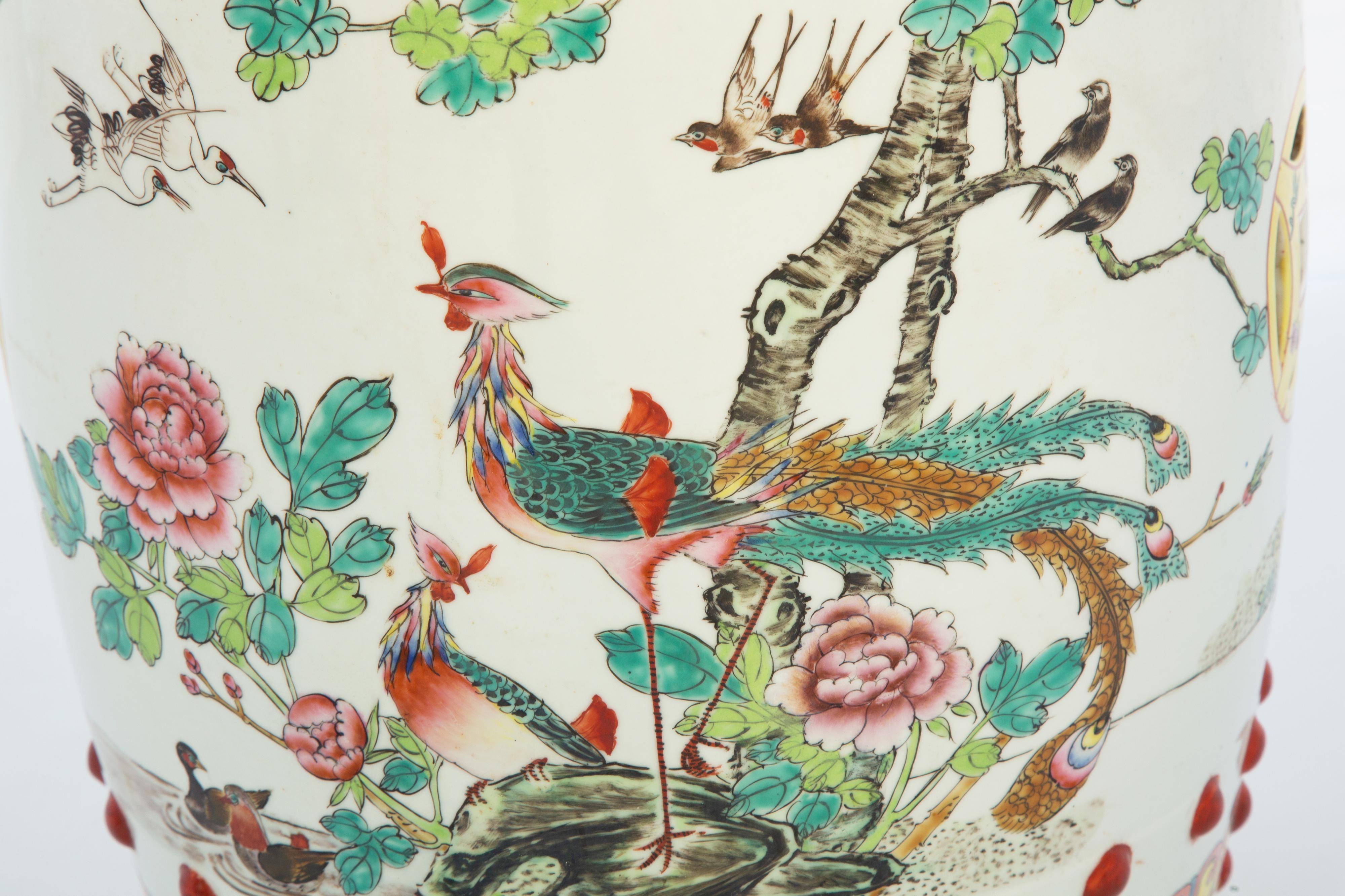 Chinese Famille Rose Garden Stool Circa 1900 Pintado a mano en venta