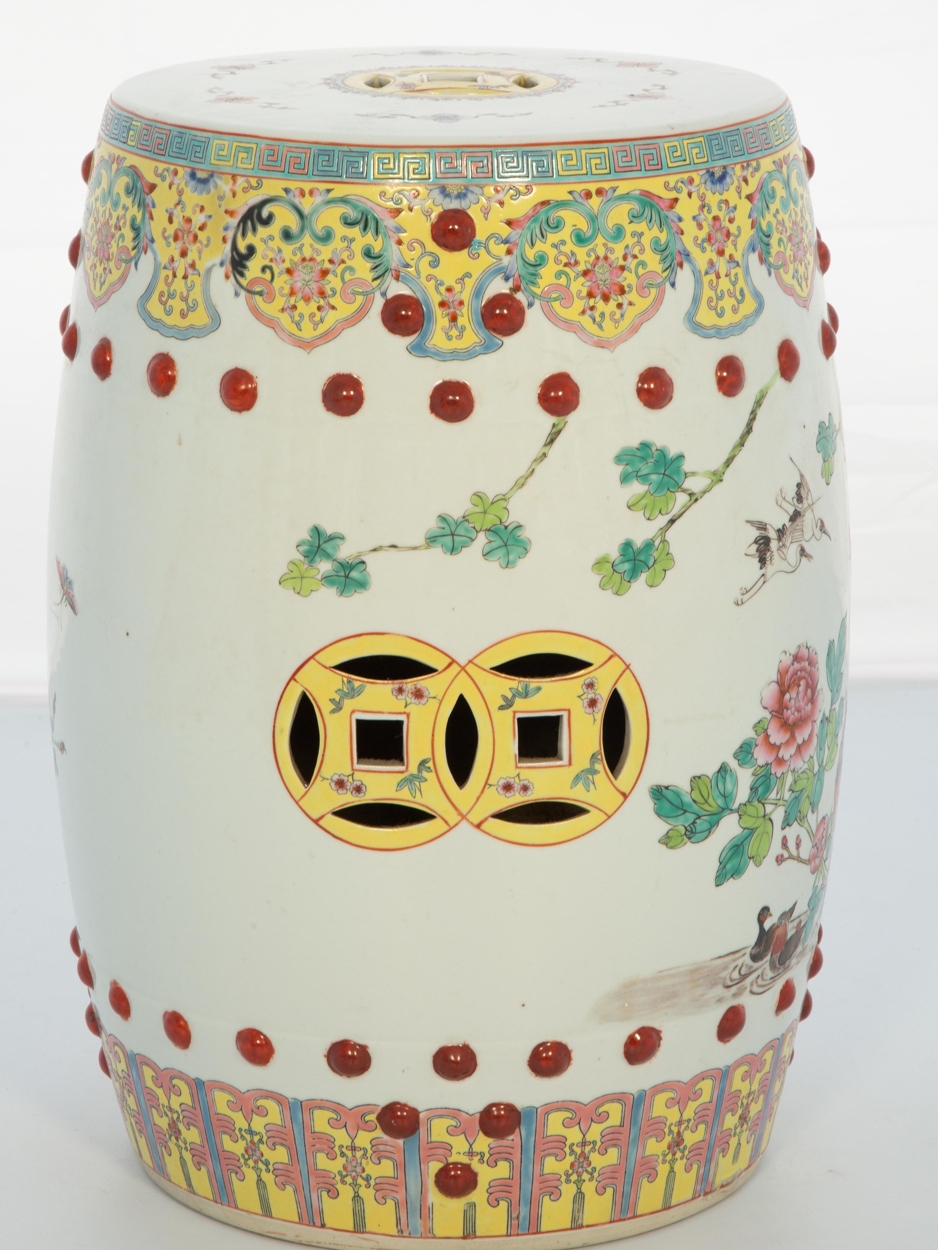 Chinese Famille Rose Garden Stool Circa 1900 en Bueno estado para la venta en West Palm Beach, FL