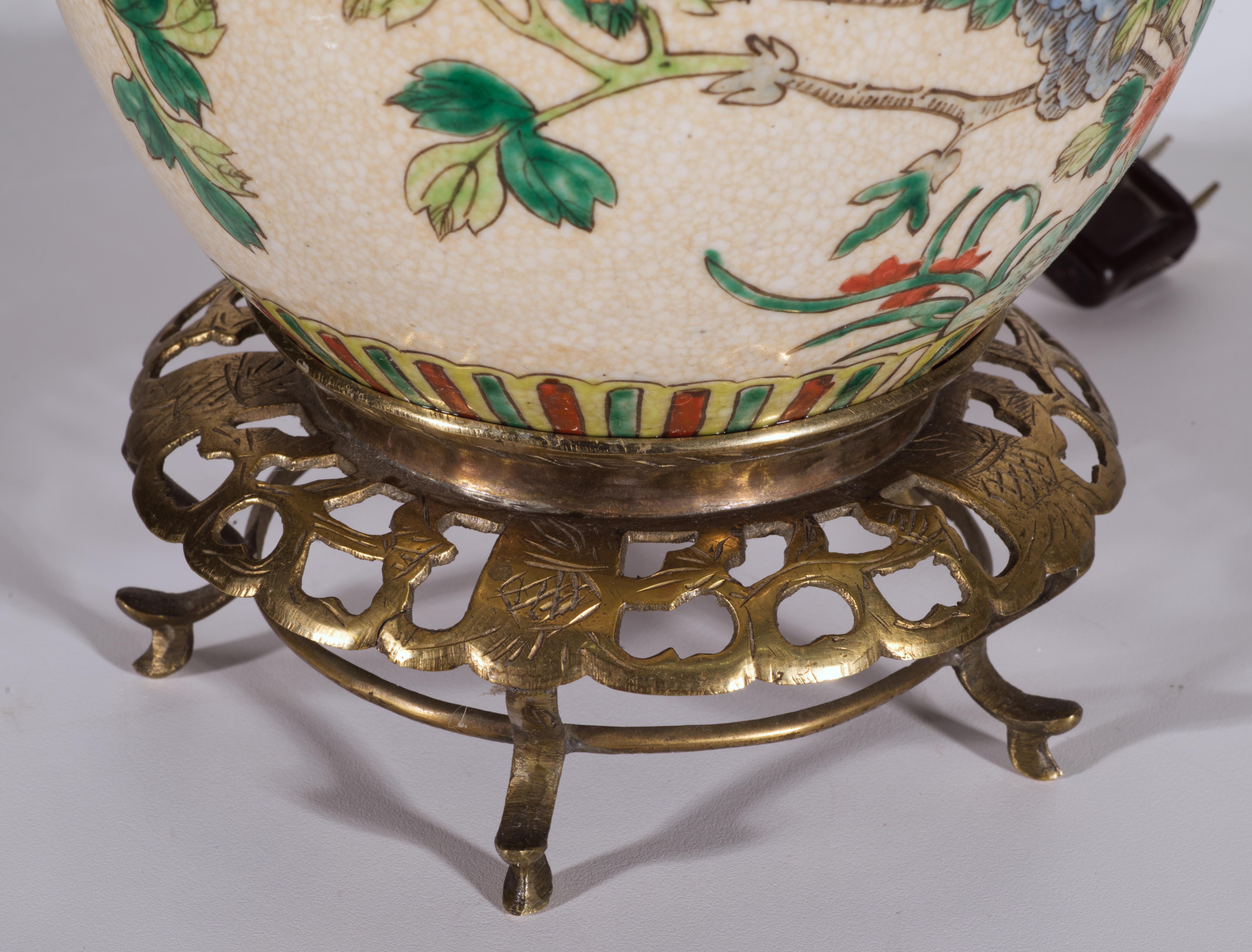 Chinesische Famille-Rose-Tischlampe aus Ingwerglas auf Bronzesockel im Angebot 5