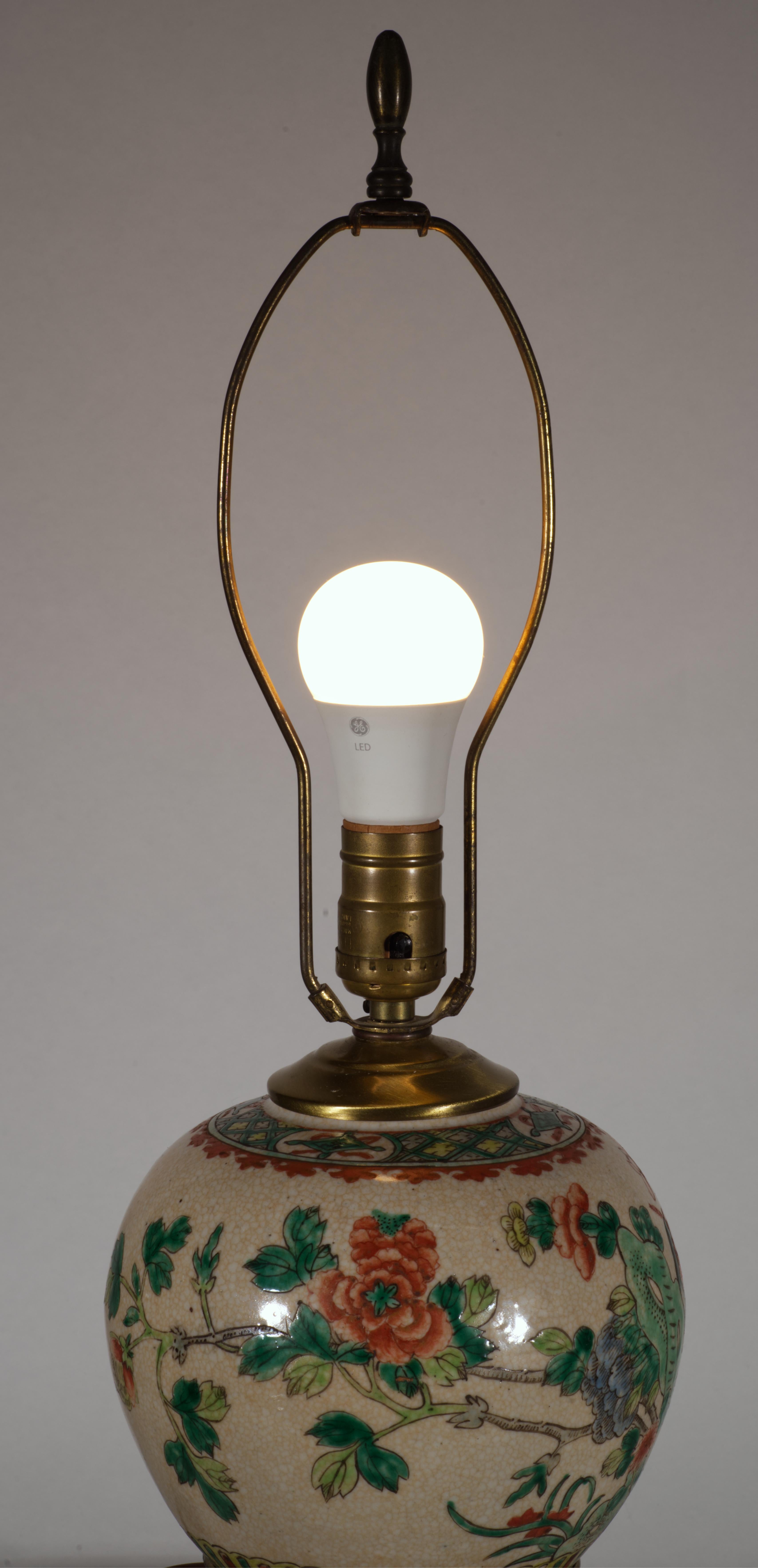 Chinesische Famille-Rose-Tischlampe aus Ingwerglas auf Bronzesockel im Angebot 6