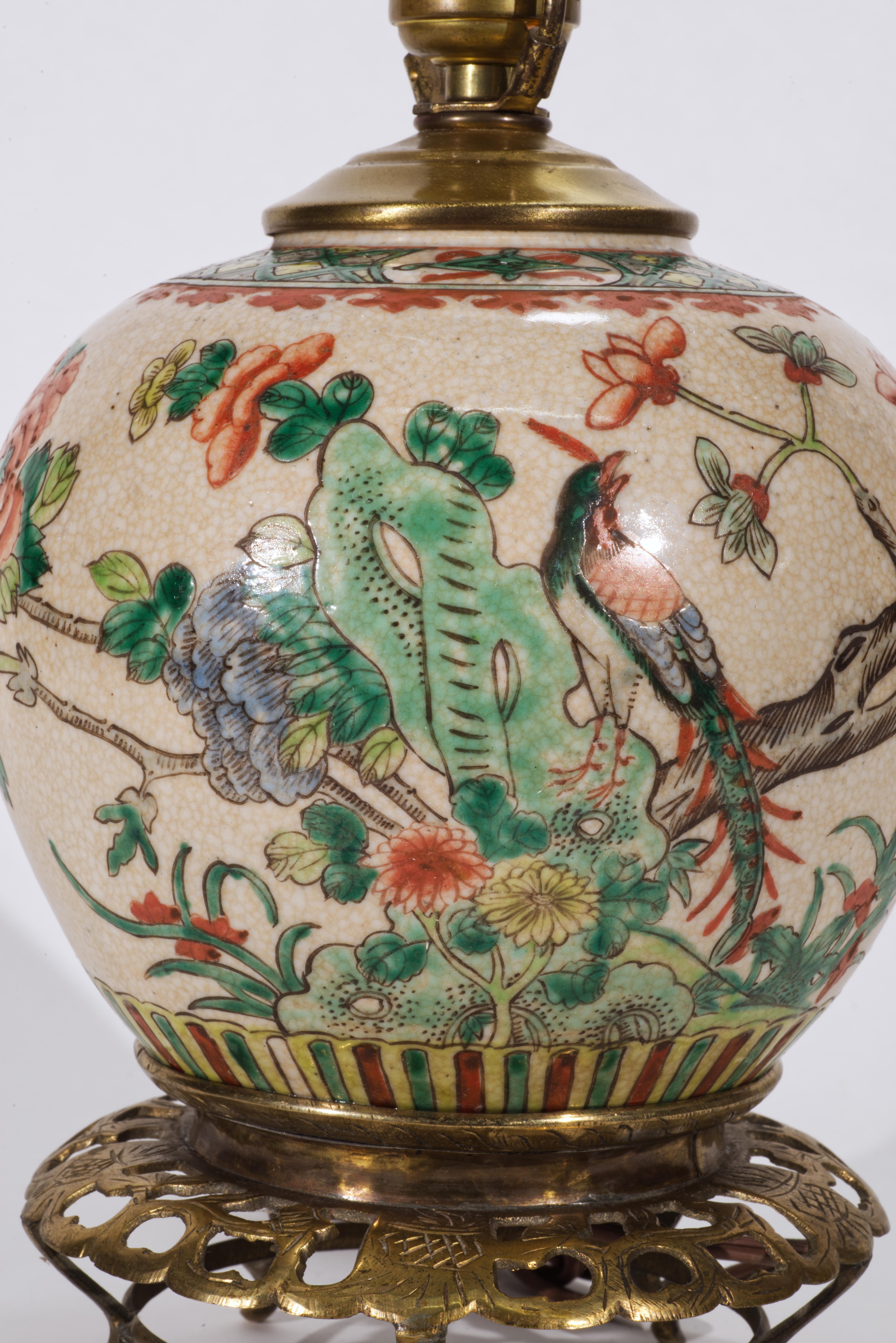Chinesische Famille Rose Ingwer-Tischlampe ist eine antike (circa frühes 20. oder sogar spätes 19. Jahrhundert) Porzellankanne, die als Lampe auf einem verschnörkelten Chinoiserie-Bronze-Sockel montiert ist. Der Krug zeigt ein detailliertes,