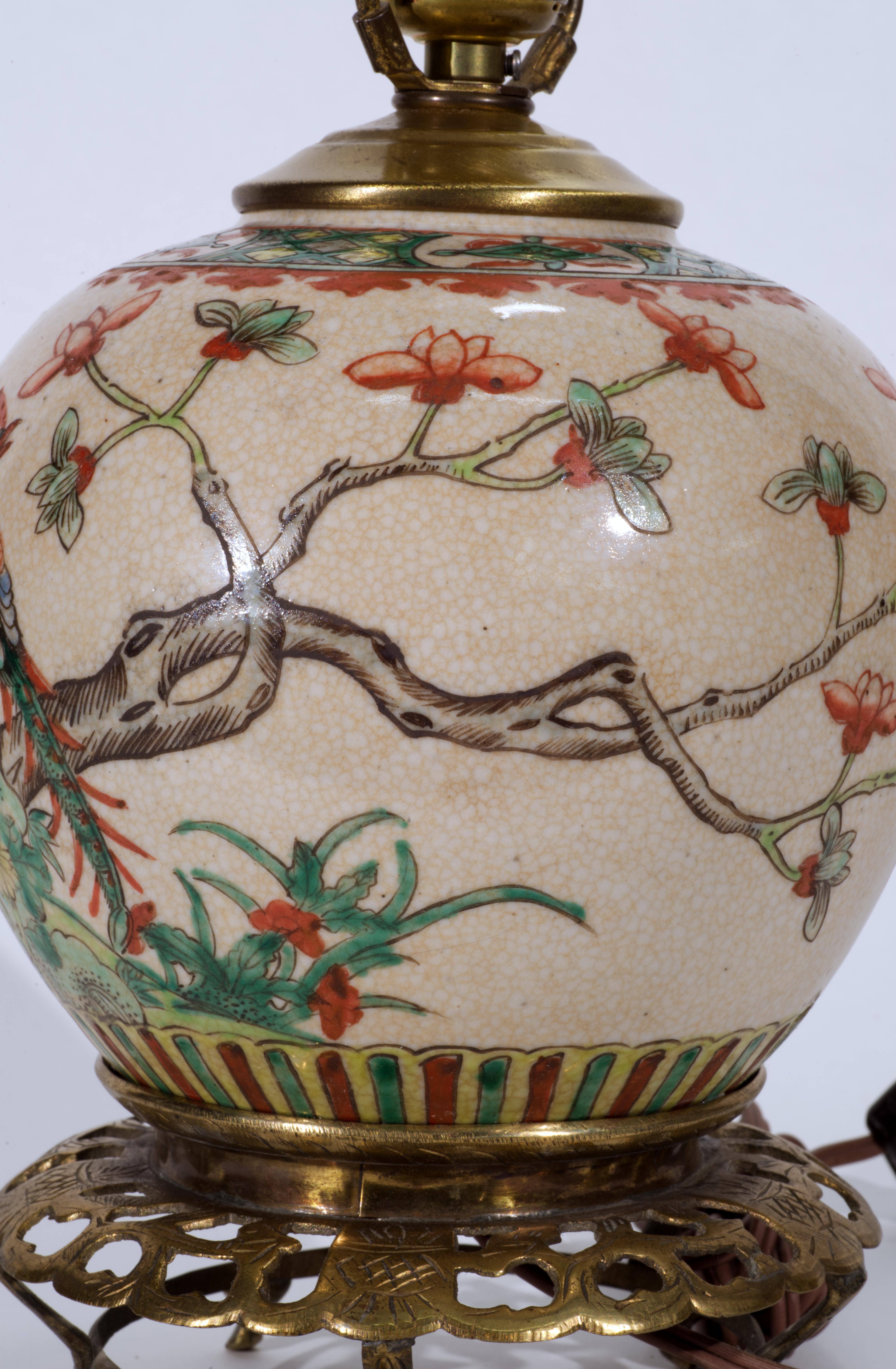Chinesische Famille-Rose-Tischlampe aus Ingwerglas auf Bronzesockel (Chinoiserie) im Angebot