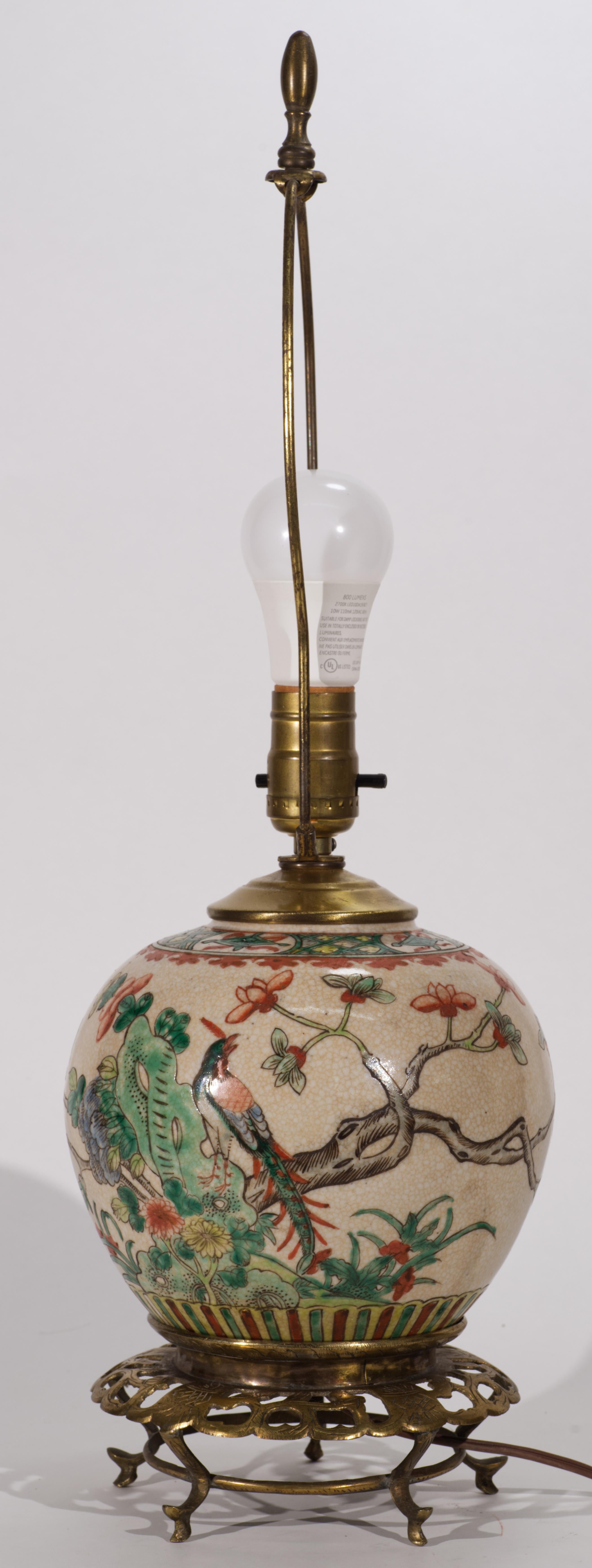 Chinesische Famille-Rose-Tischlampe aus Ingwerglas auf Bronzesockel (Glasiert) im Angebot