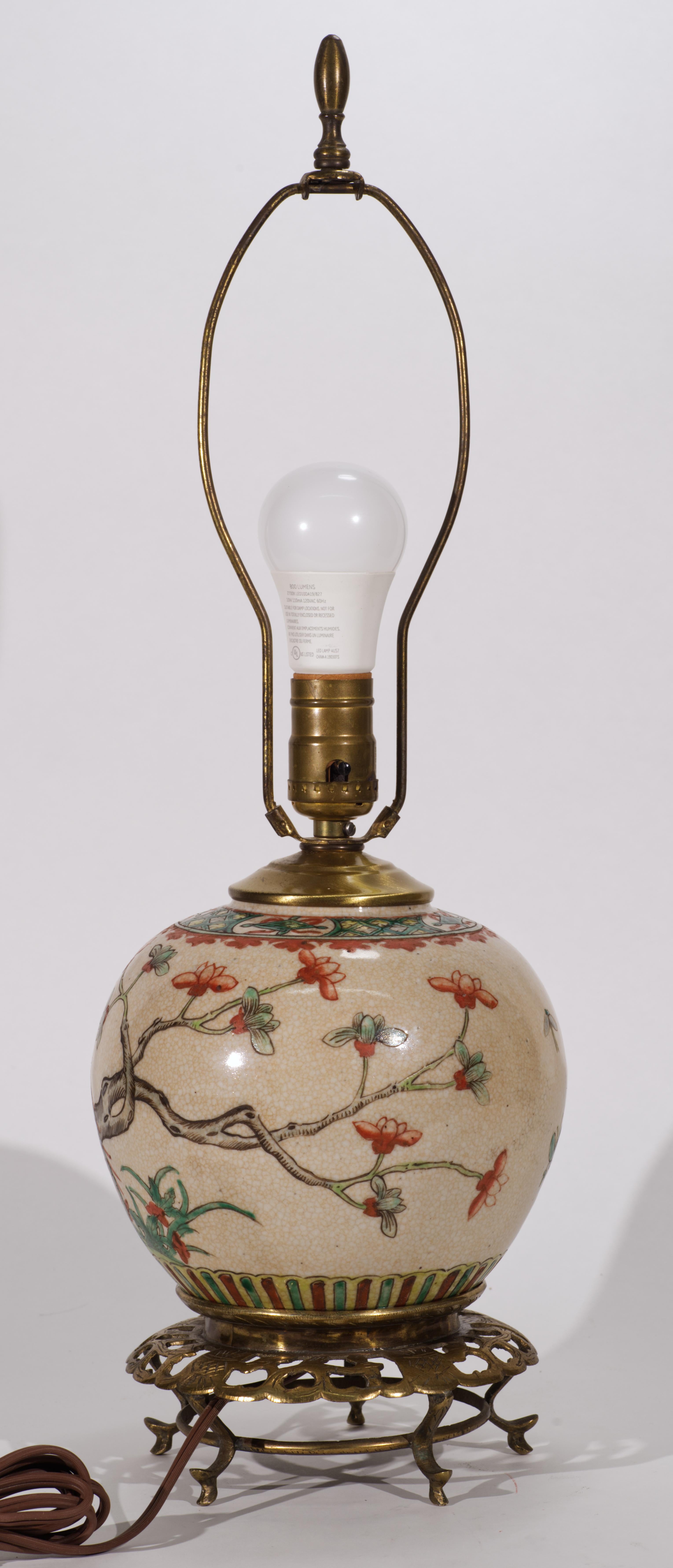 Chinesische Famille-Rose-Tischlampe aus Ingwerglas auf Bronzesockel im Zustand „Gut“ im Angebot in Clifton Springs, NY
