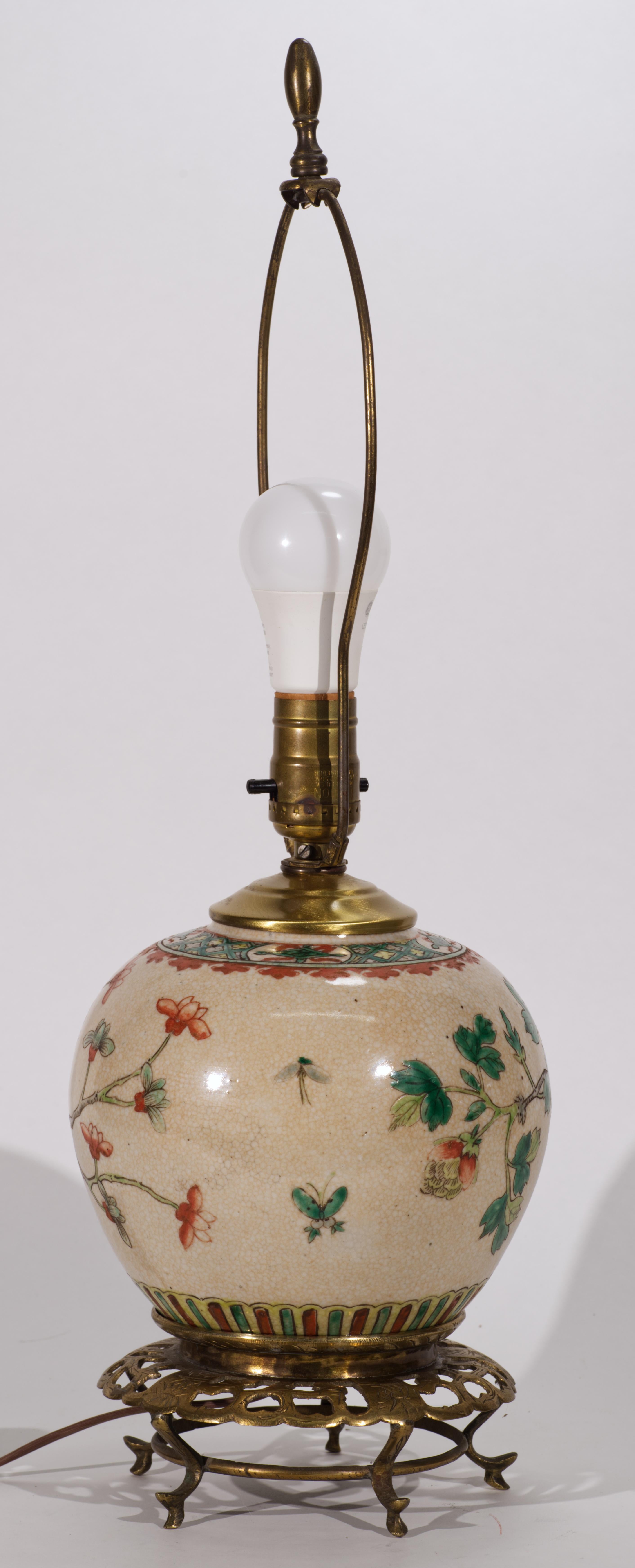 Chinesische Famille-Rose-Tischlampe aus Ingwerglas auf Bronzesockel (20. Jahrhundert) im Angebot