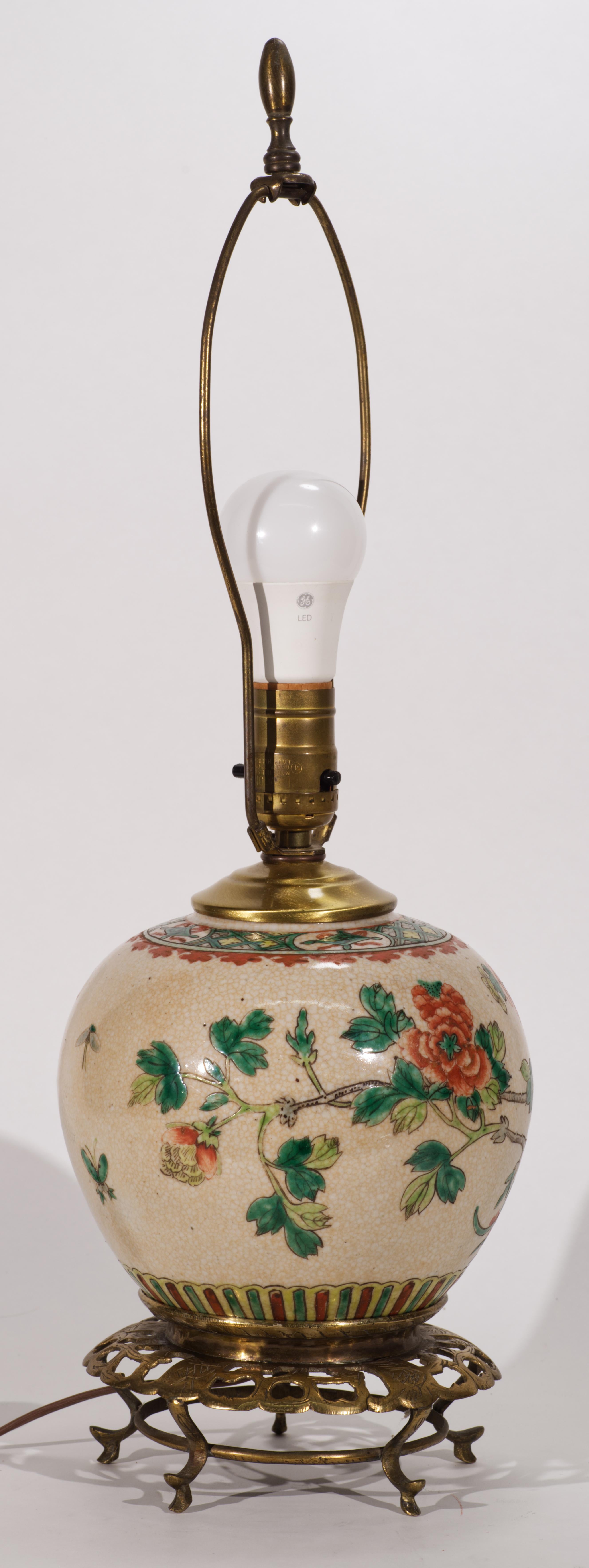 Chinesische Famille-Rose-Tischlampe aus Ingwerglas auf Bronzesockel im Angebot 1