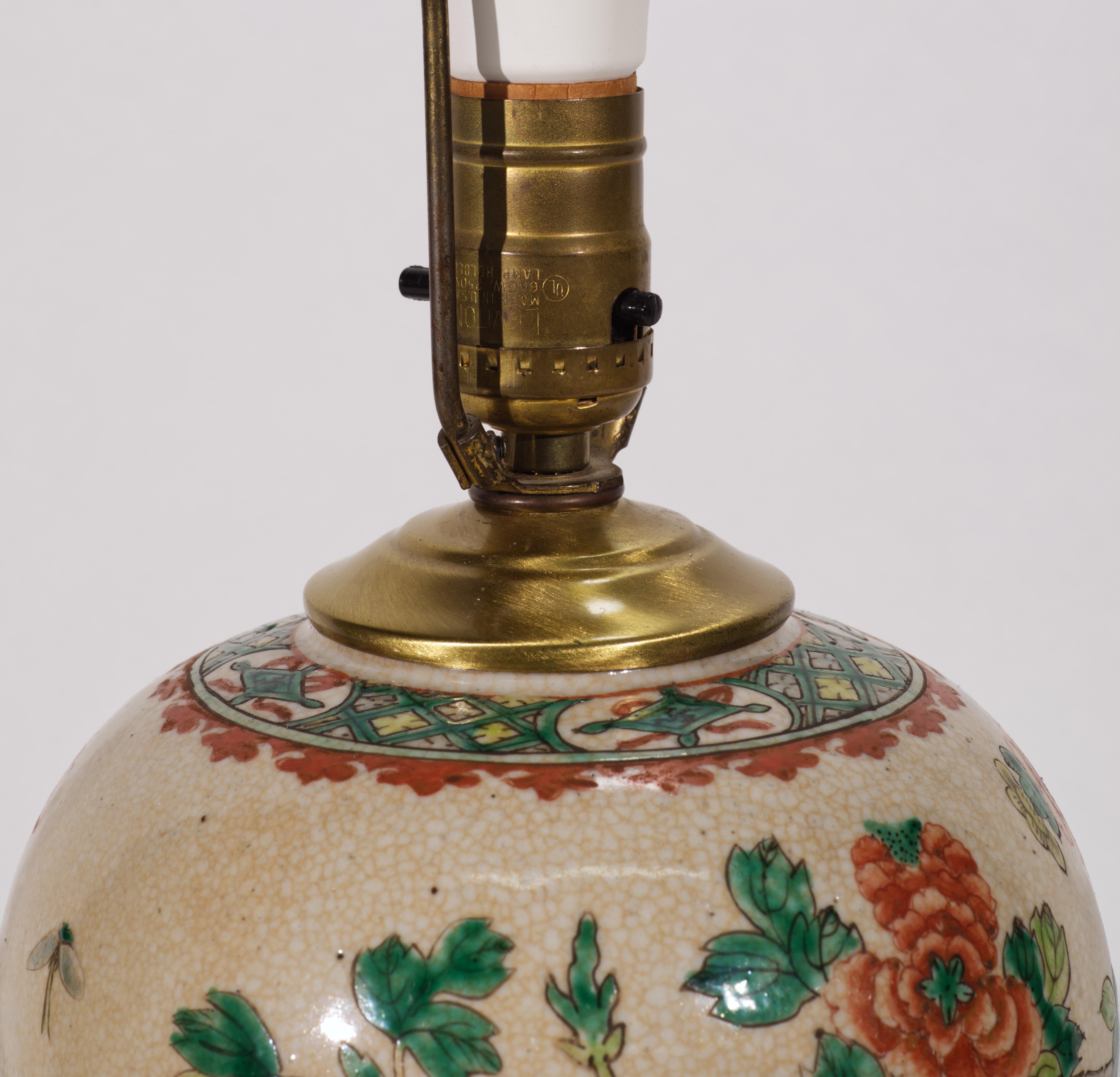 Chinesische Famille-Rose-Tischlampe aus Ingwerglas auf Bronzesockel im Angebot 2