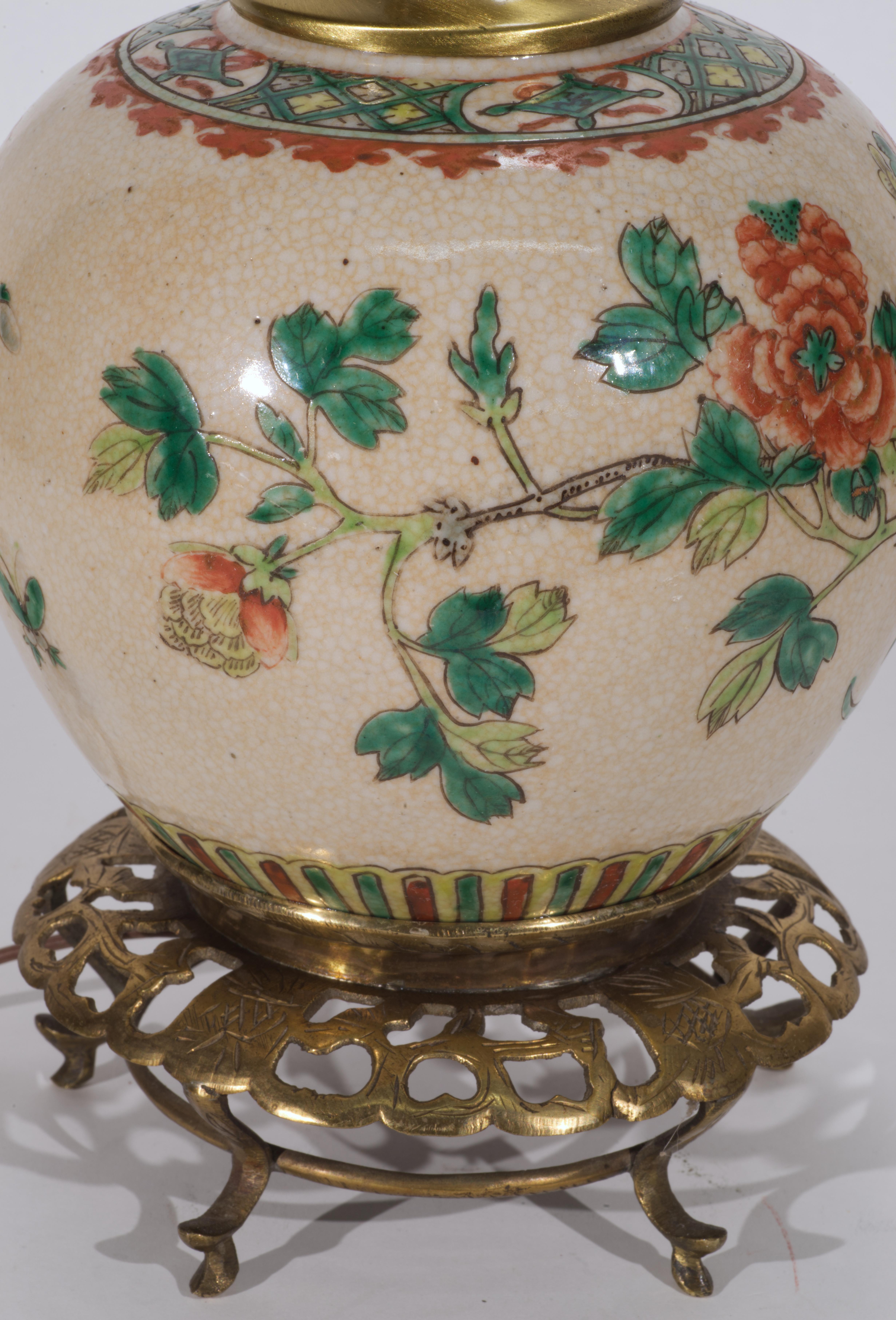 Chinesische Famille-Rose-Tischlampe aus Ingwerglas auf Bronzesockel im Angebot 3