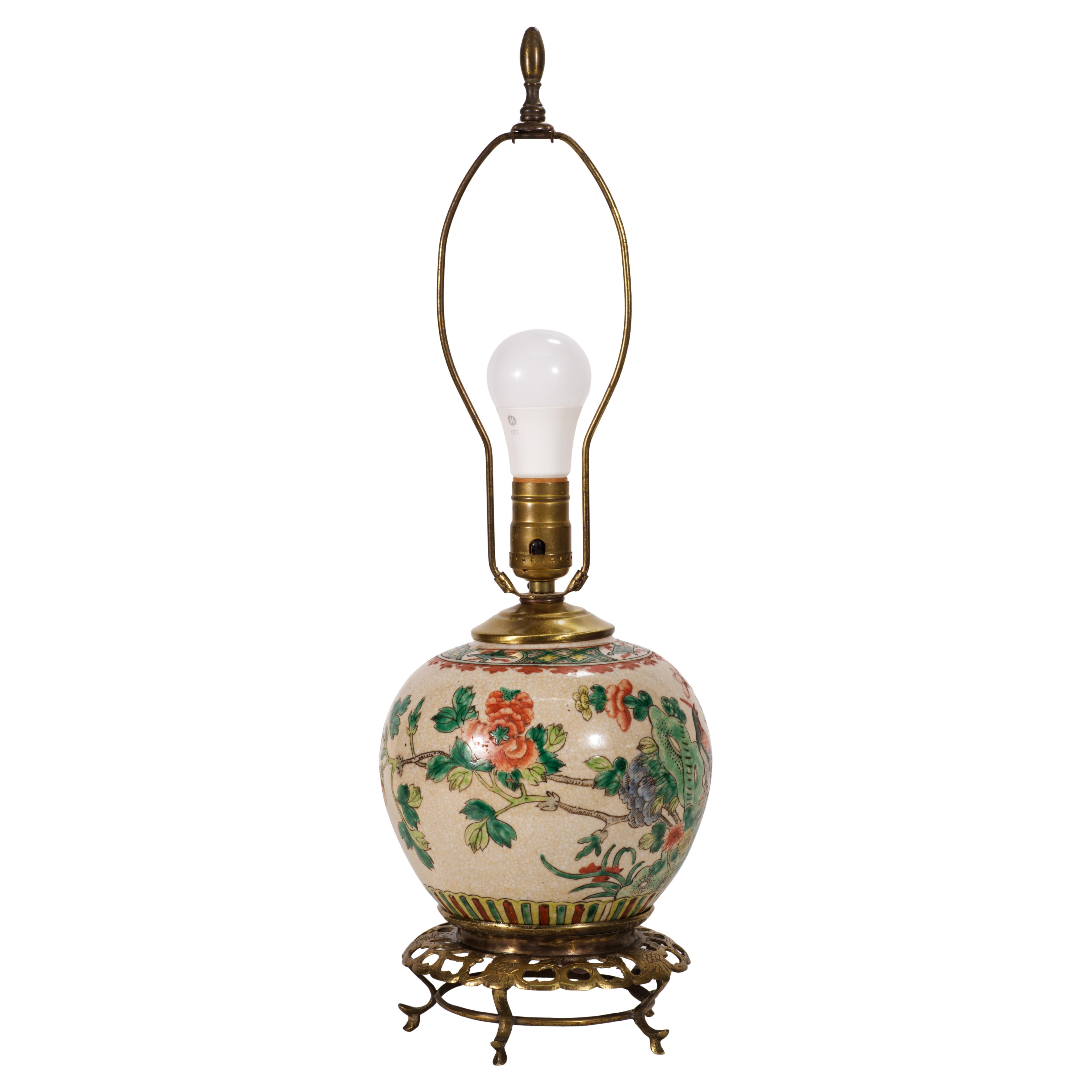 Chinesische Famille-Rose-Tischlampe aus Ingwerglas auf Bronzesockel im Angebot