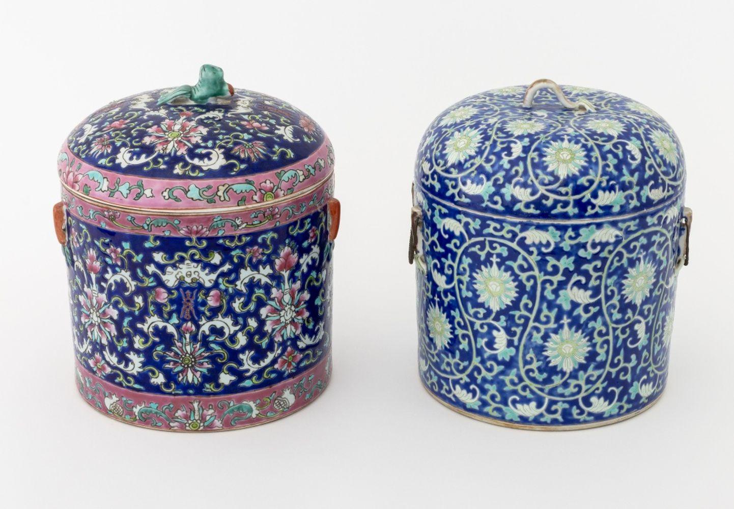 Zwei chinesische Famille-Rose-Ingwerdosen, bestehend aus: eine mit kobaltblauem Grund mit rosa Verzierung und Tierknopf auf dem Deckel und eine mit kobaltblauem Grund mit grünem Blumen- und Rankenmotiv mit blattförmigem Knopf und