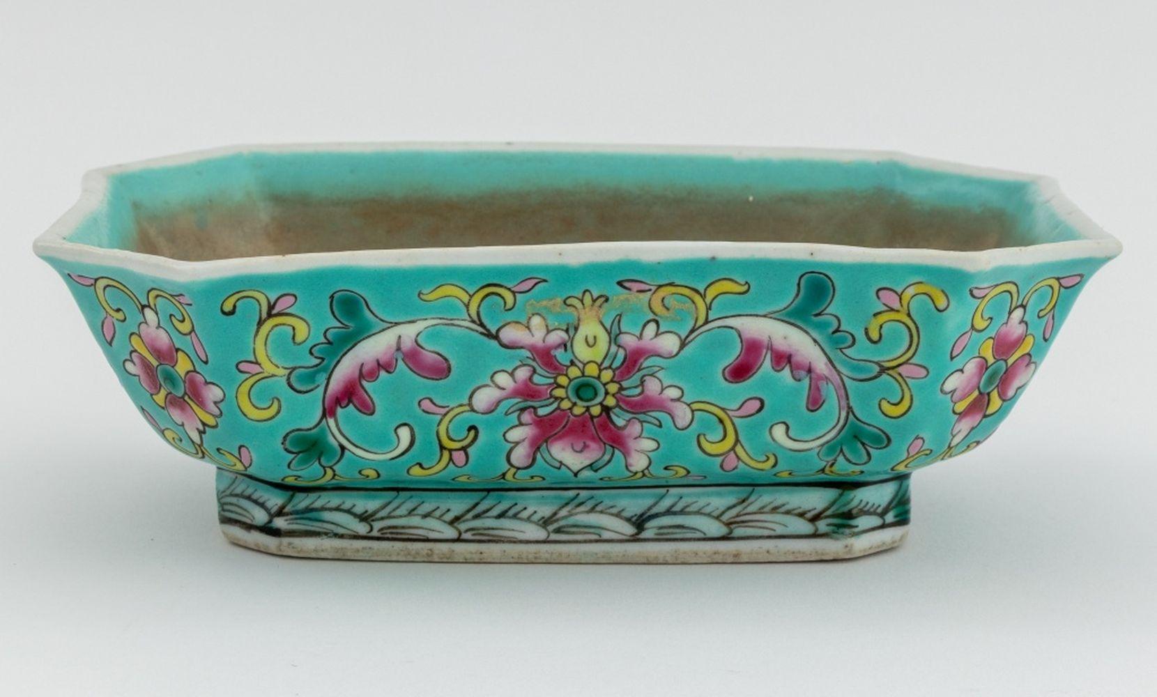 Qing Chinese Famille Rose Glazed Porcelain Bowls, 4 For Sale
