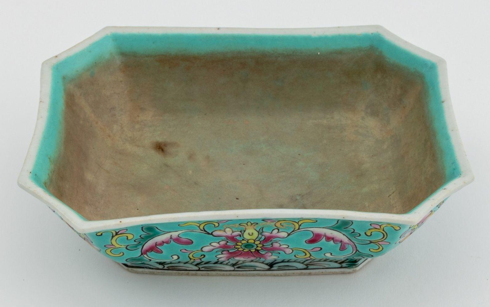 Chinese Famille Rose Glazed Porcelain Bowls, 4 In Good Condition For Sale In Astoria, NY