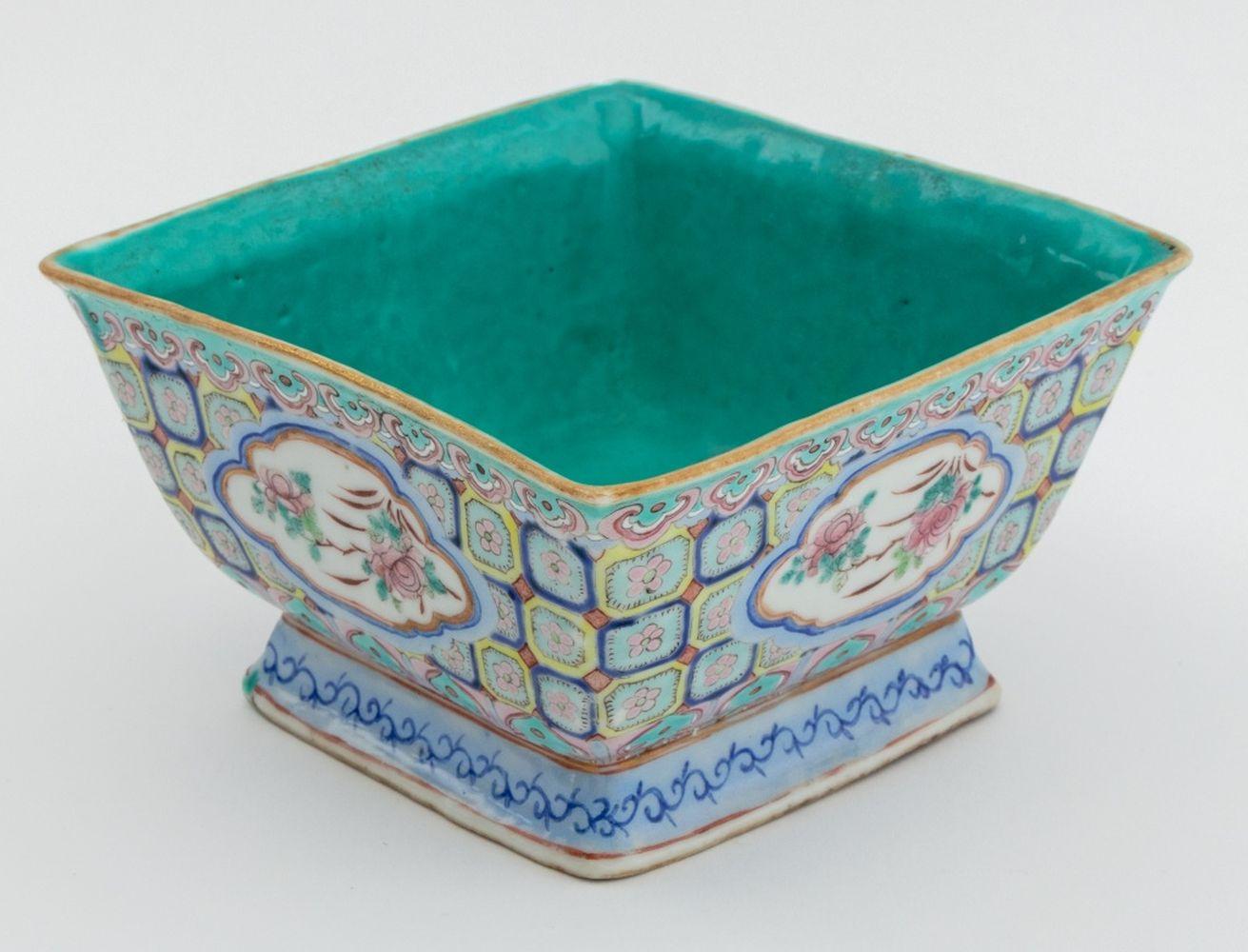 Chinese Famille Rose Glazed Porcelain Bowls, 4 For Sale 3