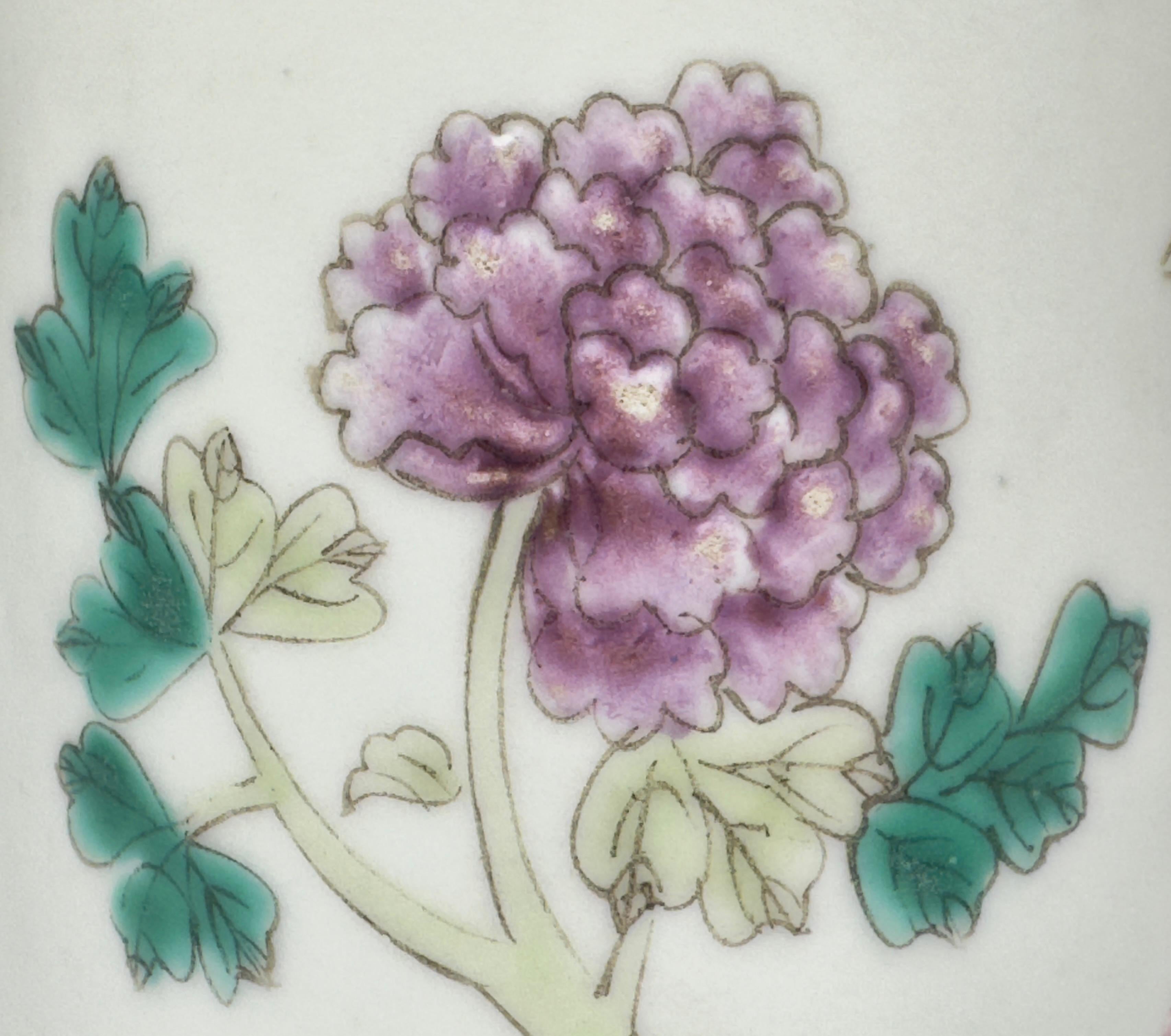 Vaso a manica Famille Rose Hongxian con fiori, periodo Repubblica in vendita 4